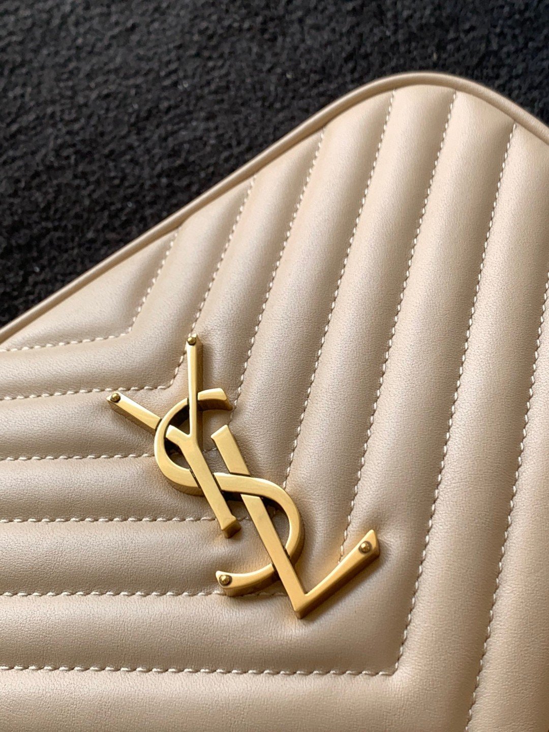 超A貨YSL聖羅蘭包包 lou絎縫皮革相機袋 Saint Laurent Monogram肩背袋 卡其