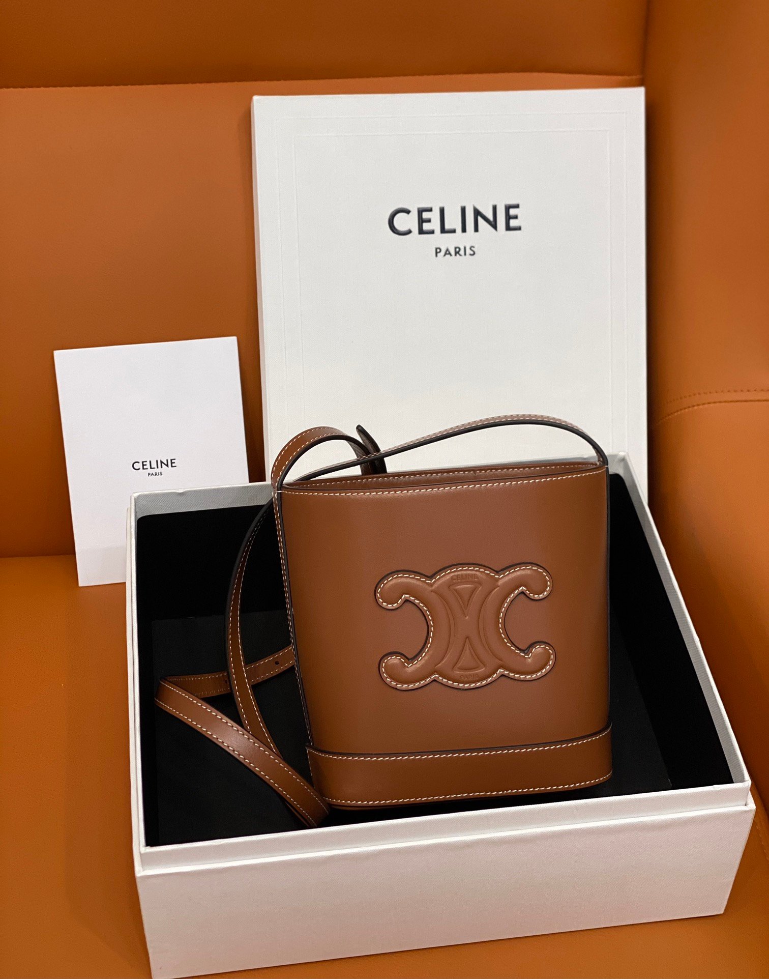 celine202403290900009.jpg 原單復刻Celine賽琳包 CUIR TRIOMPHE 牛皮水桶包小型BUCKET手袋 棕色