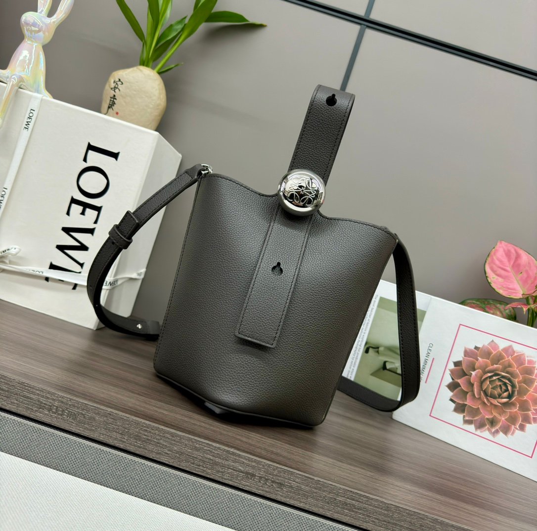 loewe羅意威高仿複刻包包 mini柔軟牛皮革Pebble Bucket水桶包 灰咖/荔