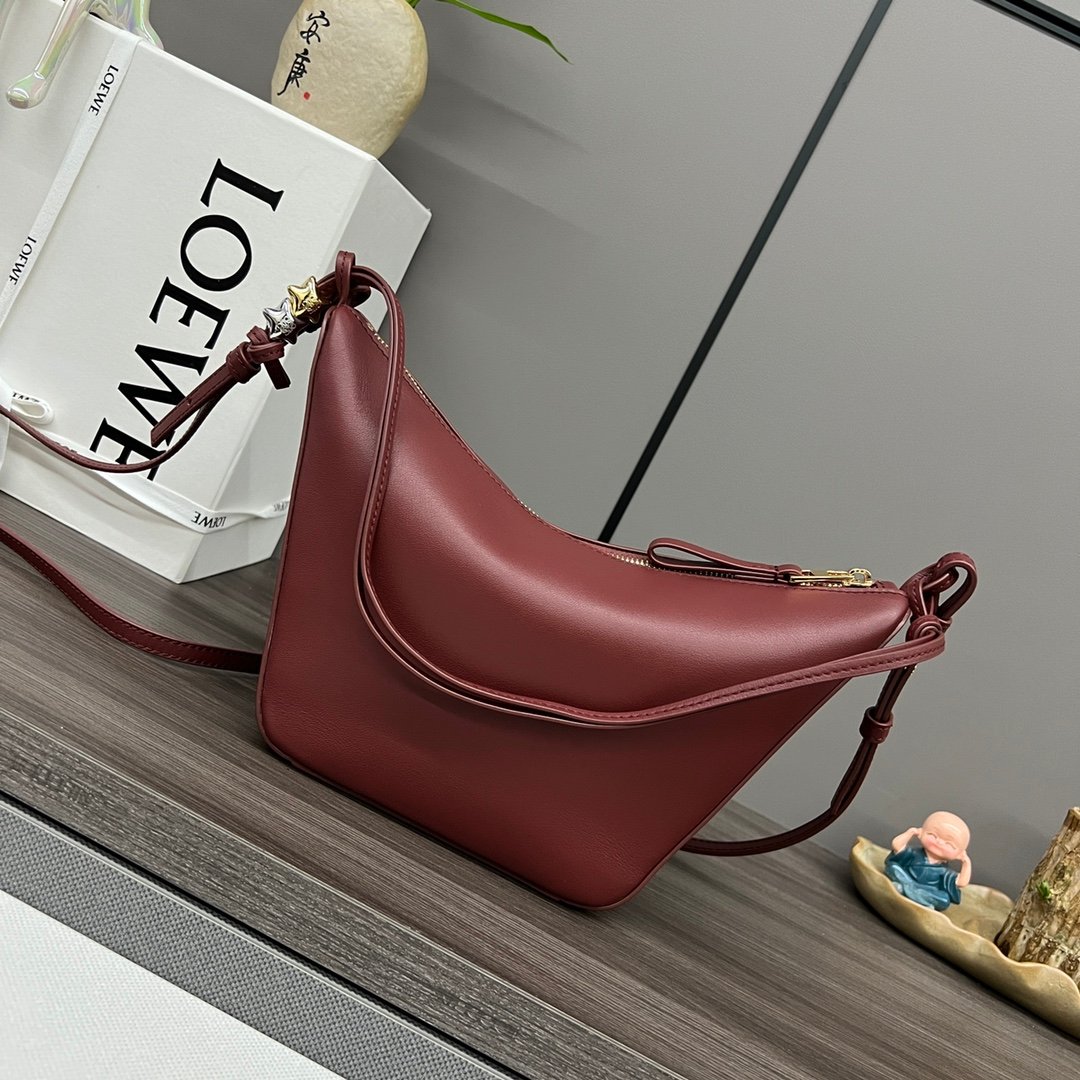 loewe202403193000001.jpg loewe羅意威高仿A貨包包 經典牛皮革Hammock hobo手袋 酒紅色