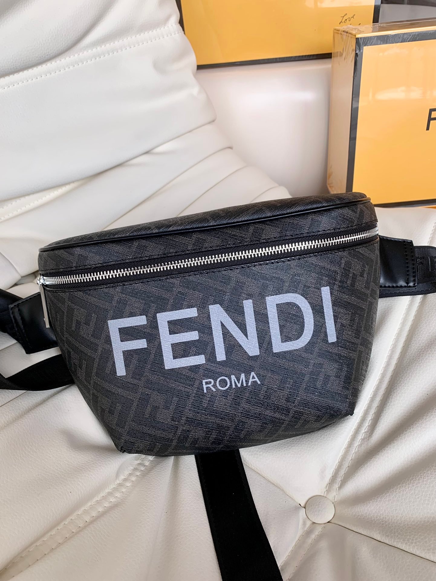 頂級高仿芬迪Fendi包包黑色斜跨包新品 男女同款