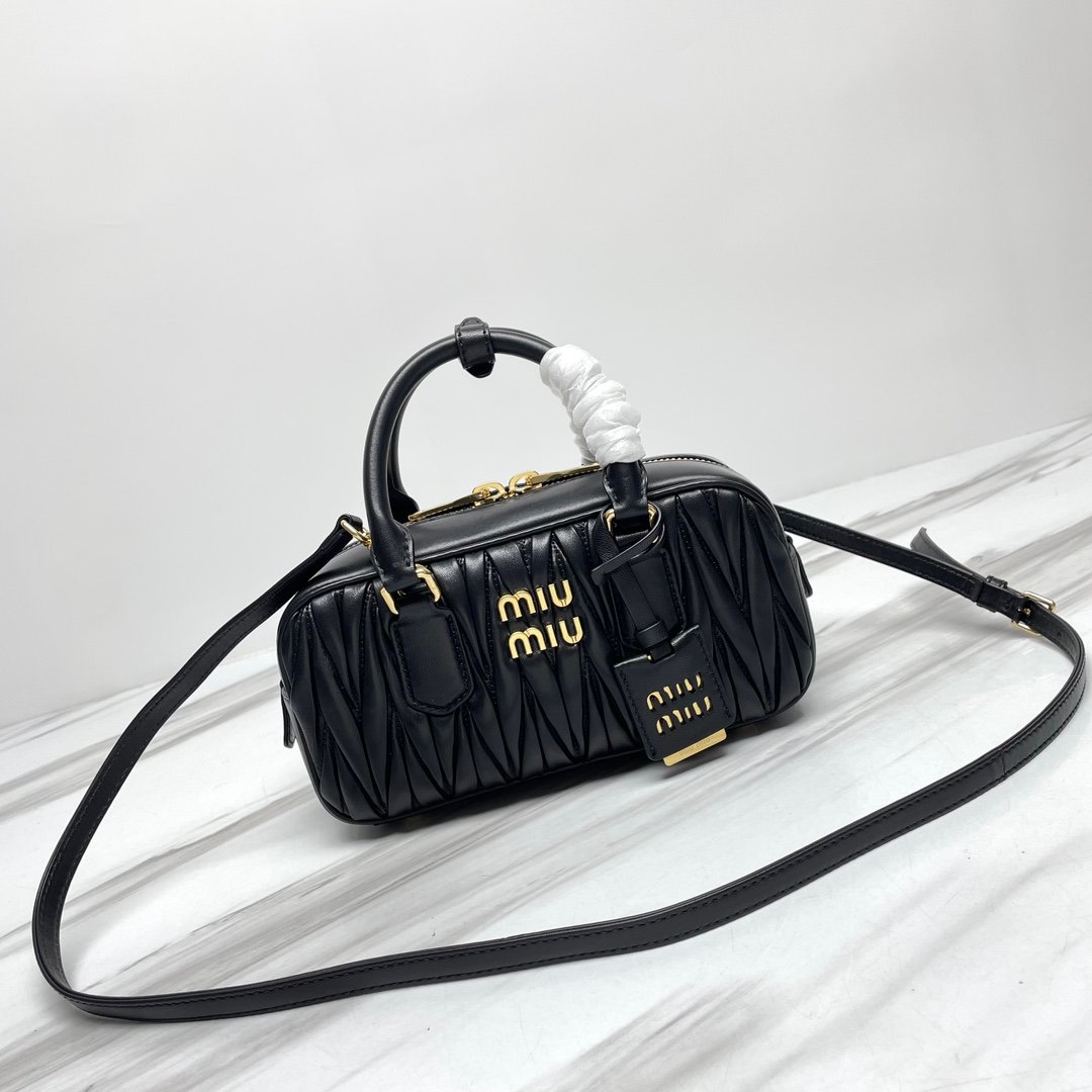 高仿Miu Miu缪缪包 保齡球包包手提包 Arcadie matelassé 绗缝皮革手袋 黑色小號