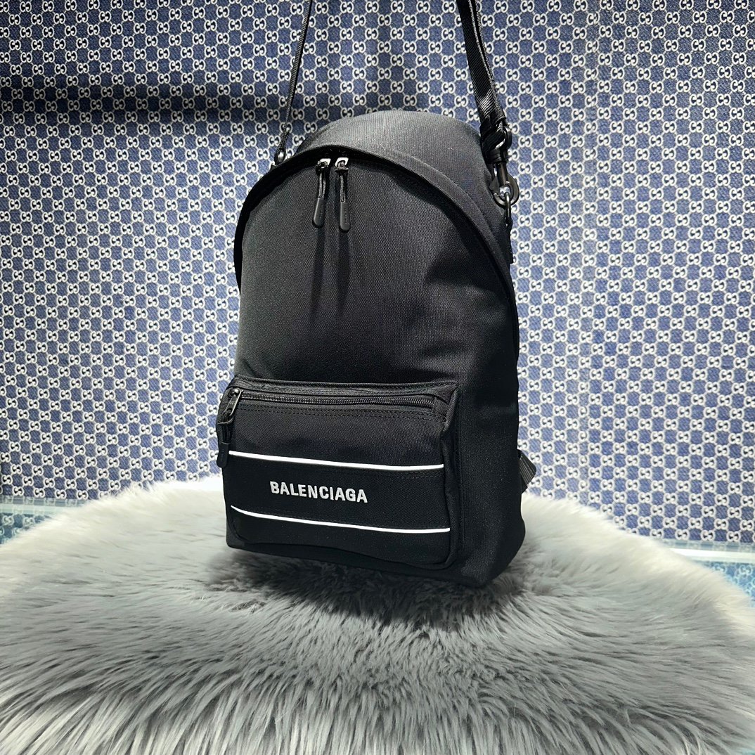 一比一高仿balenciaga巴黎世家包包 Sport 黑色尼龍斜挎揹包