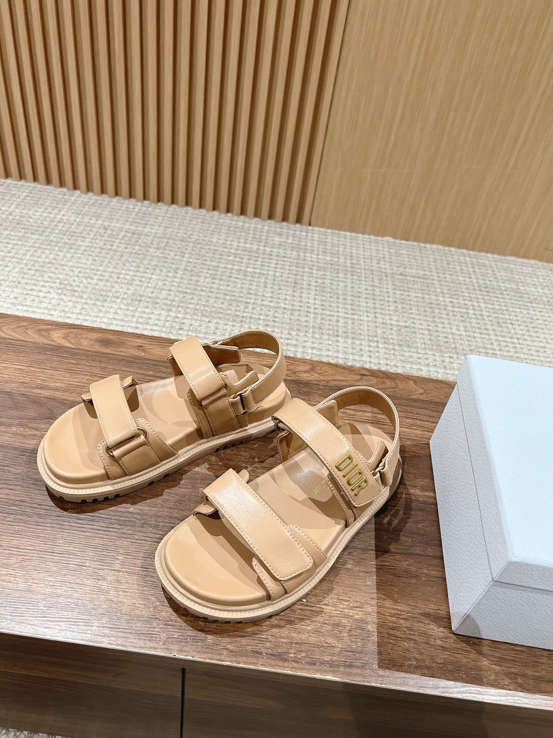 Dior Vibe真皮材質高仿休閒鞋莆田鞋 卡其色