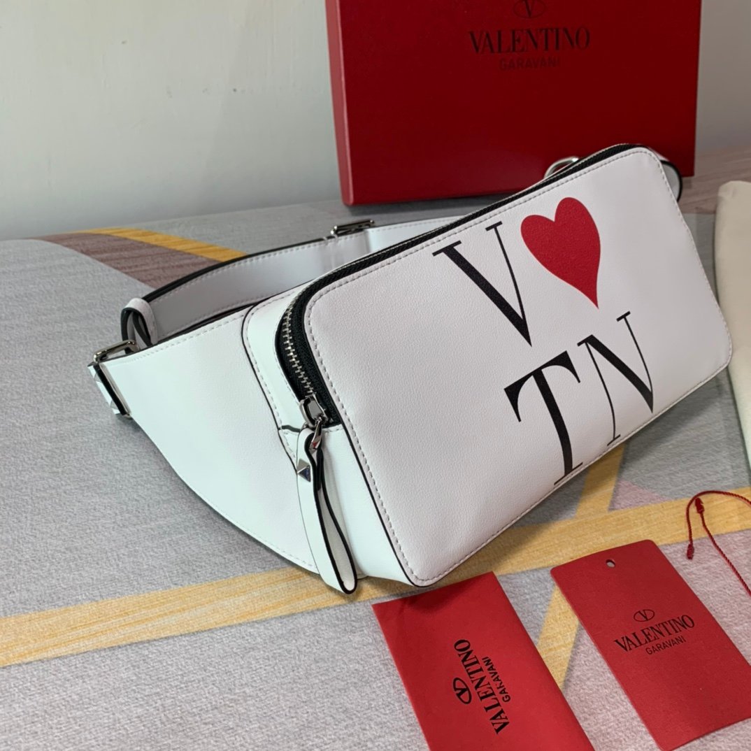 1比1複刻VALENTINO華倫天奴包包 GARAVANI VLTN 小牛皮腰包 男士愛心