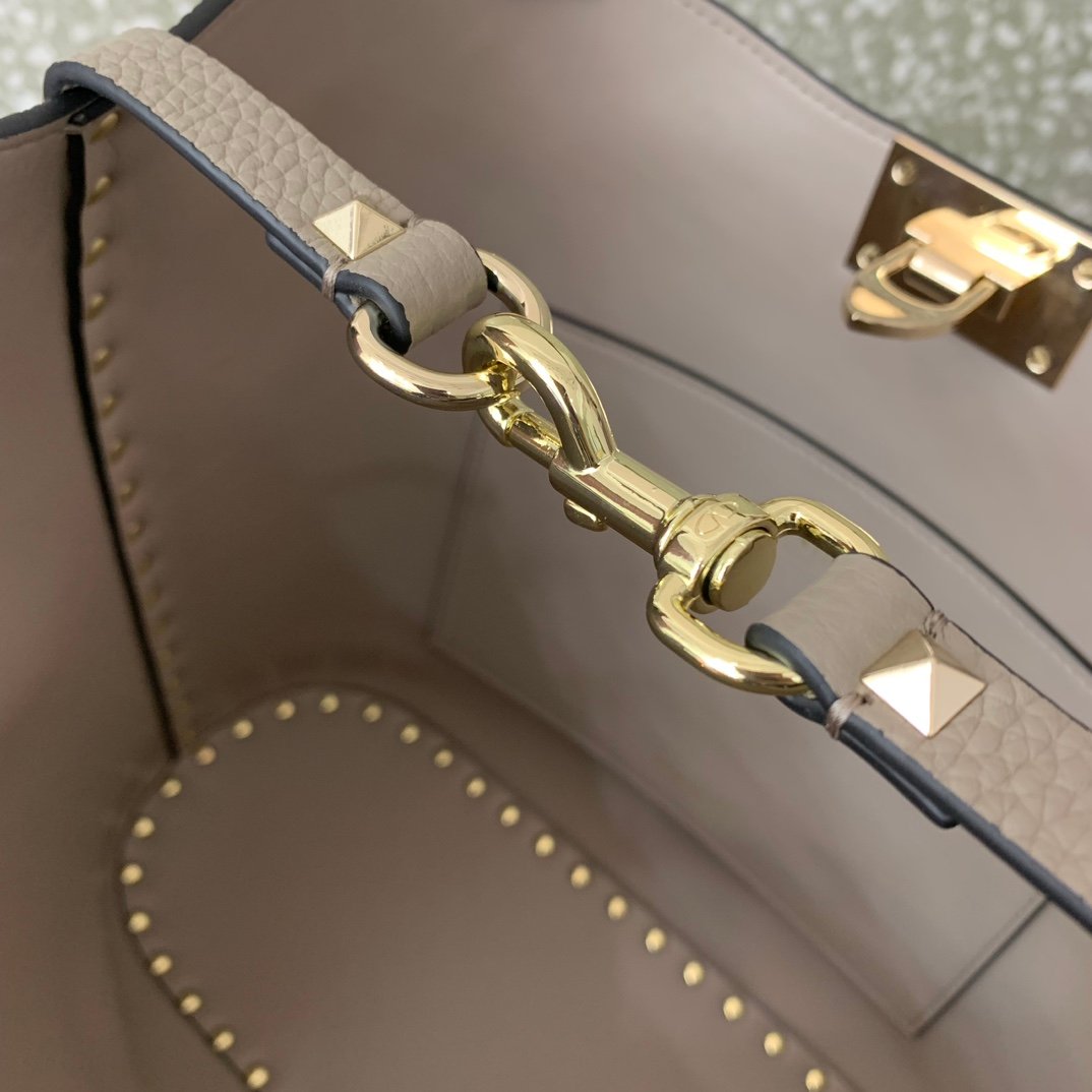 一比一複刻VALENTINO華倫天奴包包 GARAVANI ROCKSTUD小牛皮托特包 淺灰
