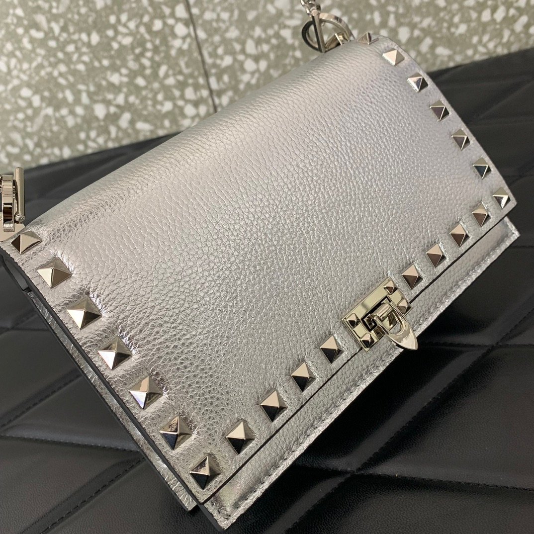 原單VALENTINO華倫天奴包包 Garavani ROCKSTUD粒面小牛皮鏈條手袋 銀色