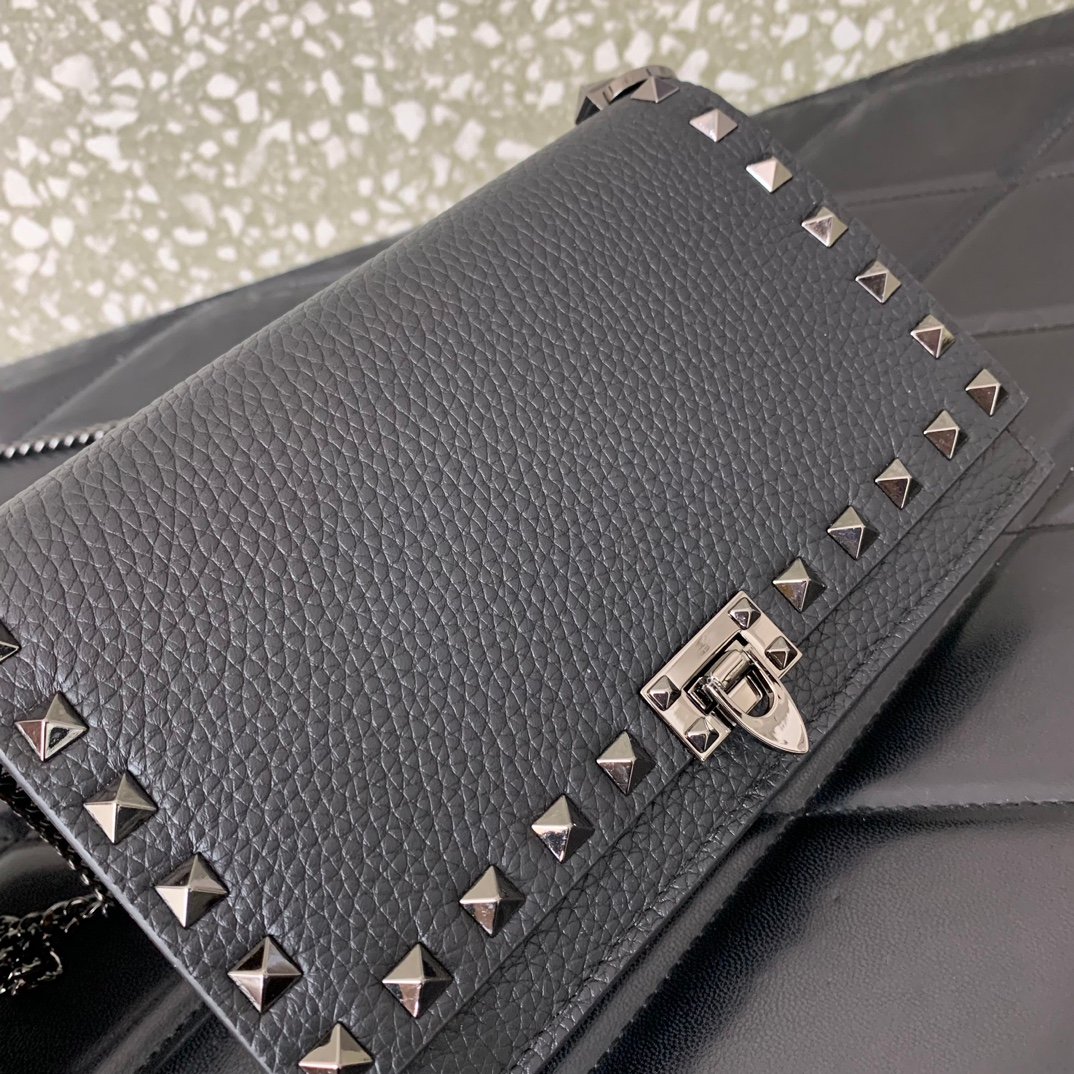 原單VALENTINO華倫天奴包包 Garavani ROCKSTUD粒面小牛皮鏈條手袋 黑色