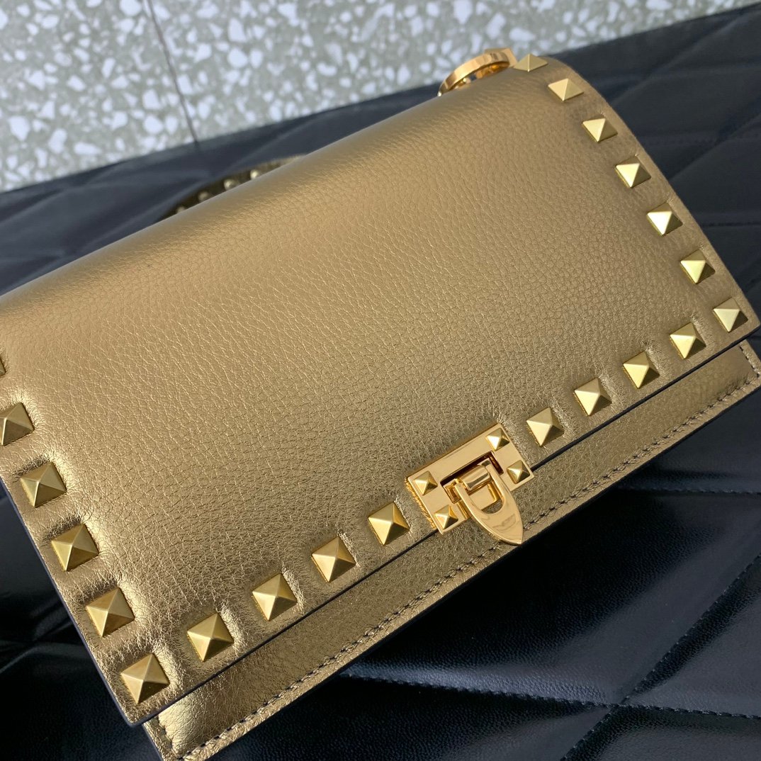 原單VALENTINO華倫天奴包包 Garavani ROCKSTUD粒面小牛皮鏈條手袋 金色