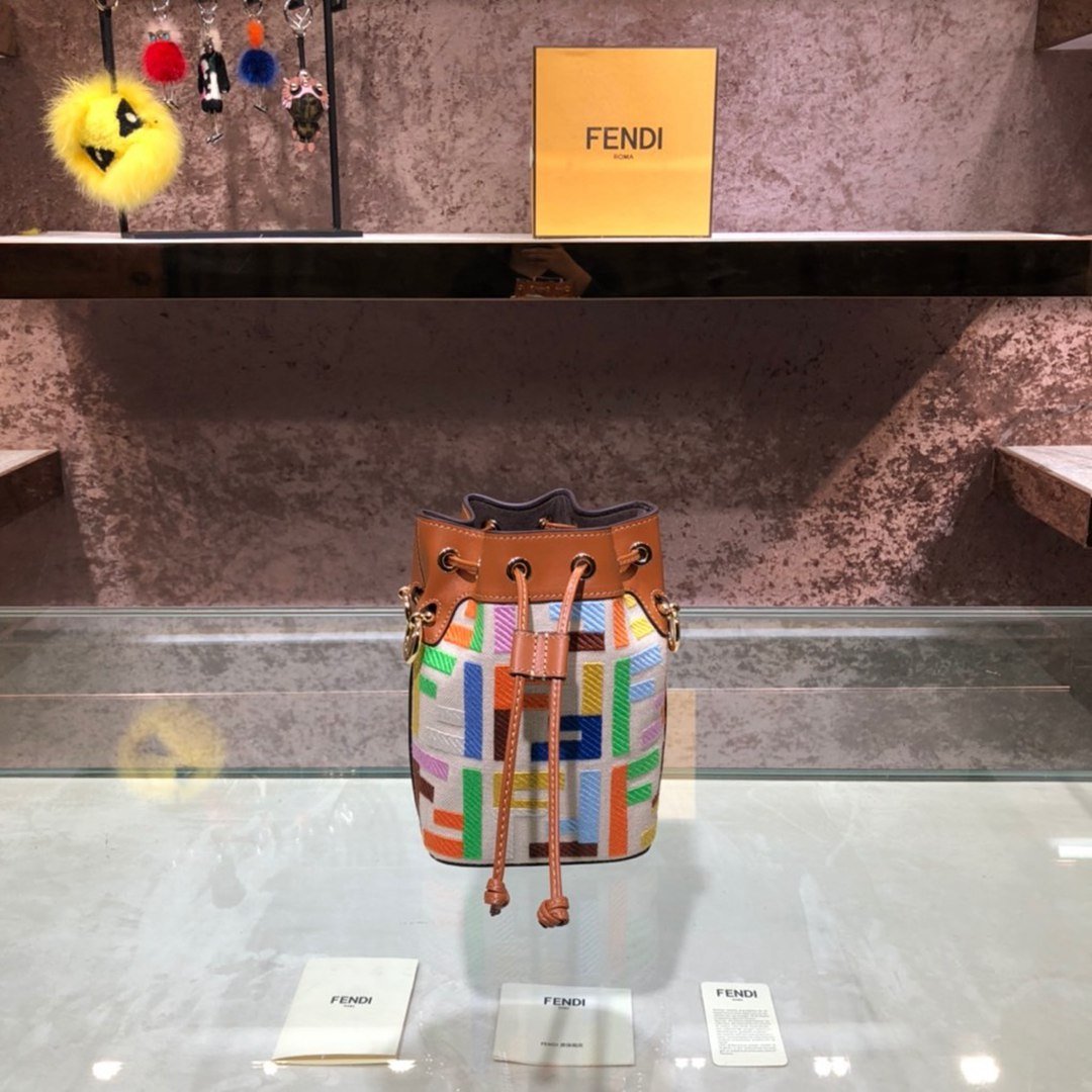 精仿專櫃同步奢侈品Fendi刺繡FFlogo水桶包斜挎包