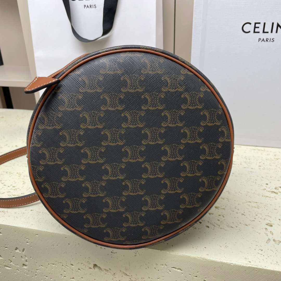 複刻高仿名牌包Celine賽琳包包 CLARA標誌印花牛皮革手袋