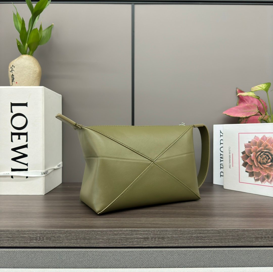 loewe羅意威高仿包包 亮面牛皮革 Puzzle Fold pouch手袋 緑色