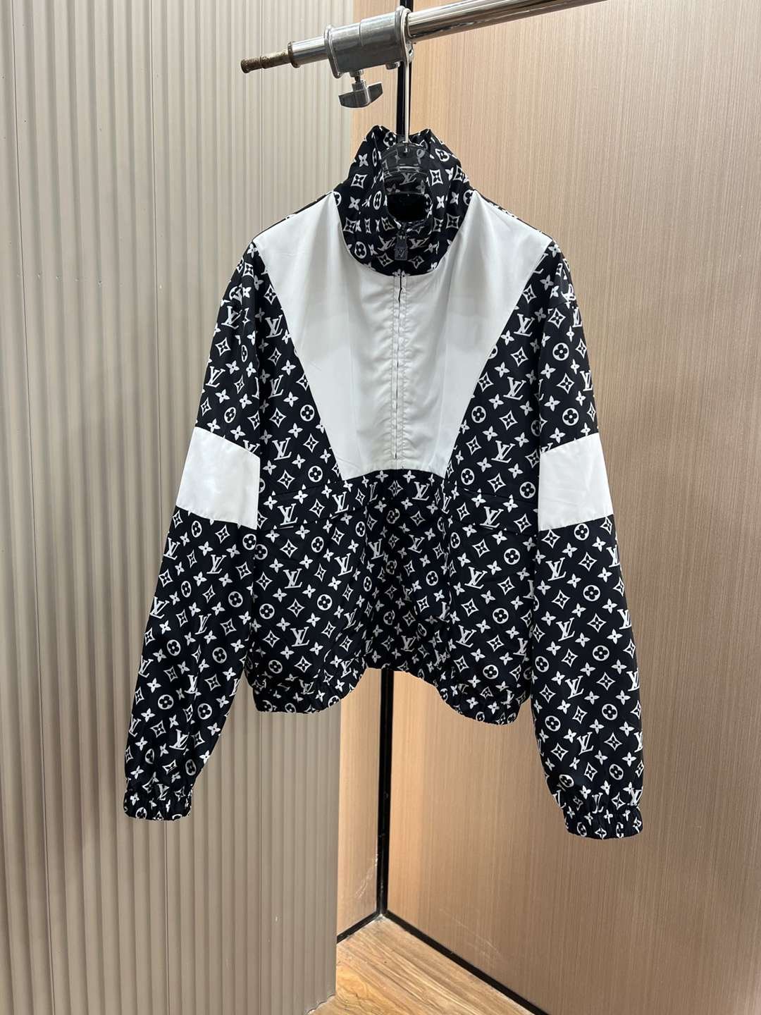 lv路易威登高仿男裝專櫃同步衣服立領夾克外套