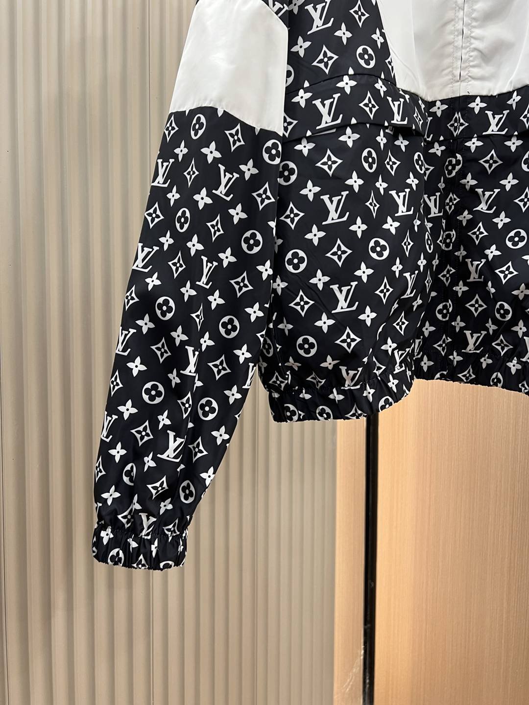 lv路易威登高仿男裝專櫃同步衣服立領夾克外套