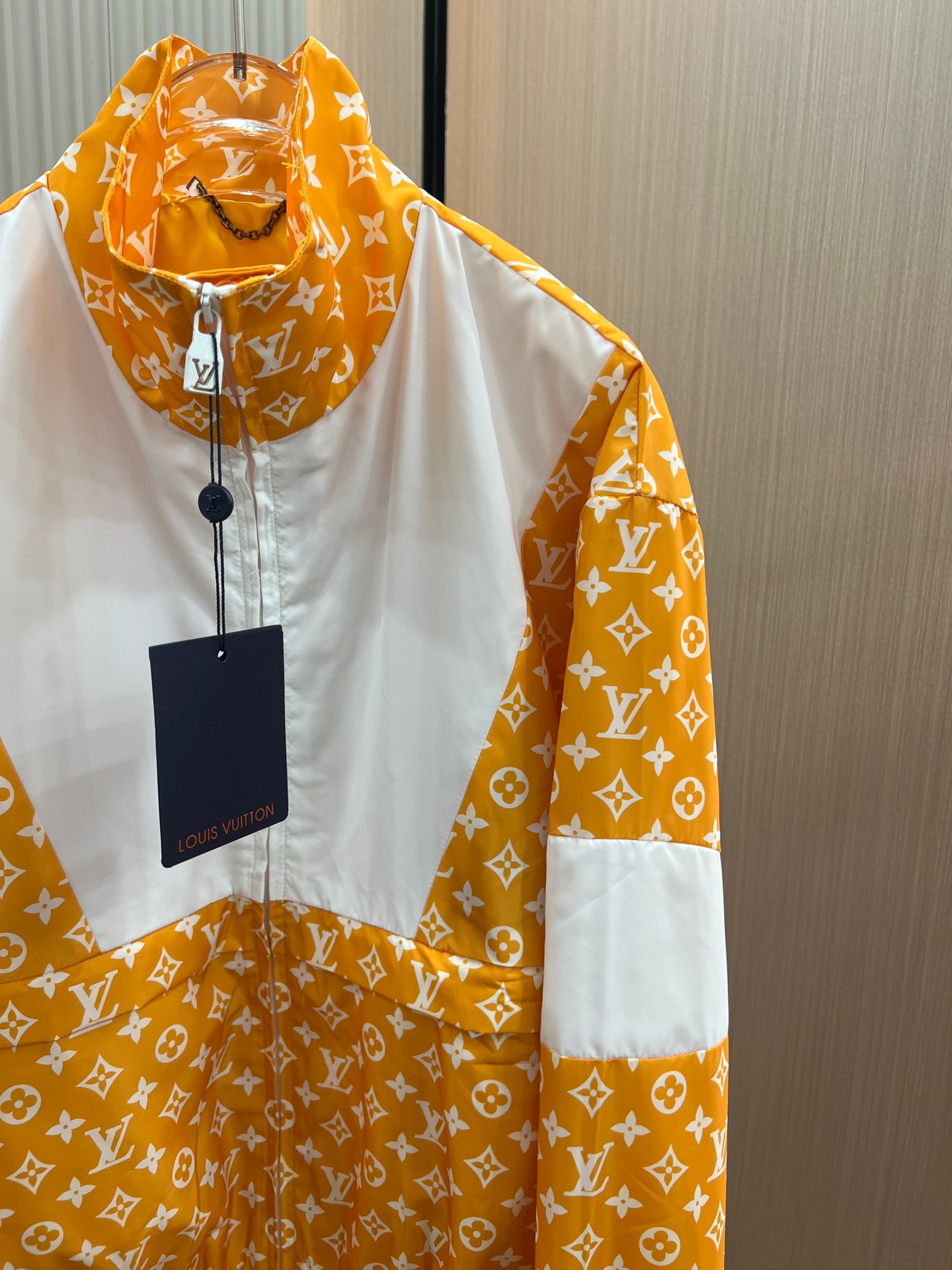 lv頂級奢侈品路易威登2024新品連帽夾克接駁外套高仿衣服