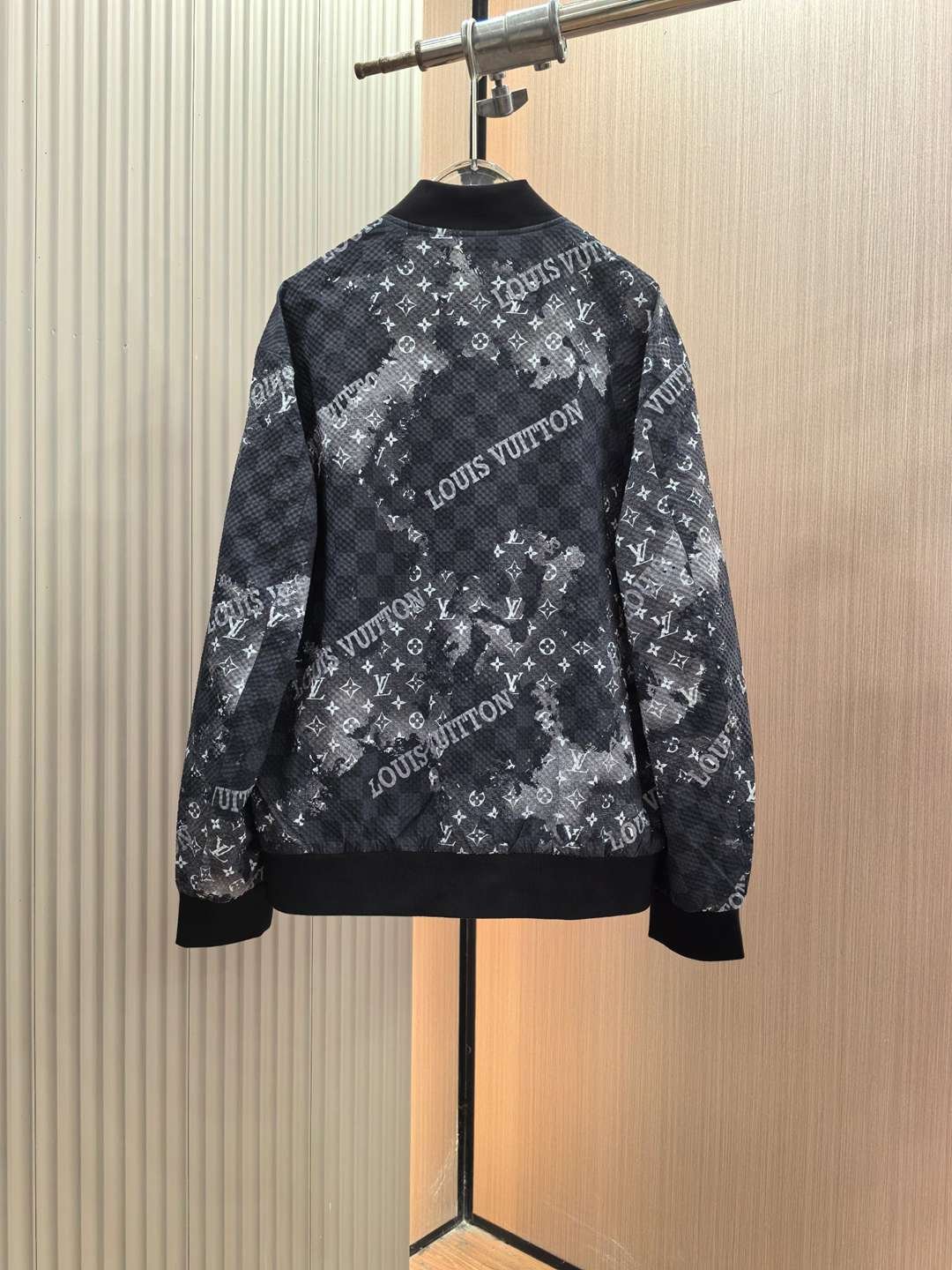 lv頂級2024走秀款一比一時尚衣服外套專櫃同步