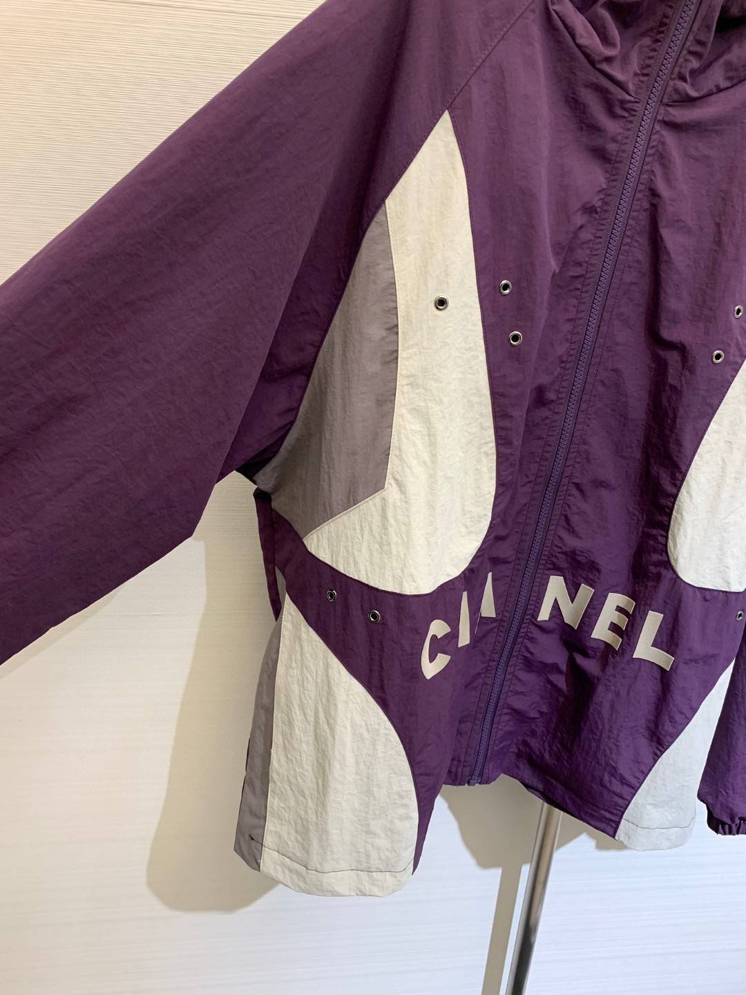超級漂亮的紫色CHANEL高仿女裝連帽休閒外套 接駁工藝