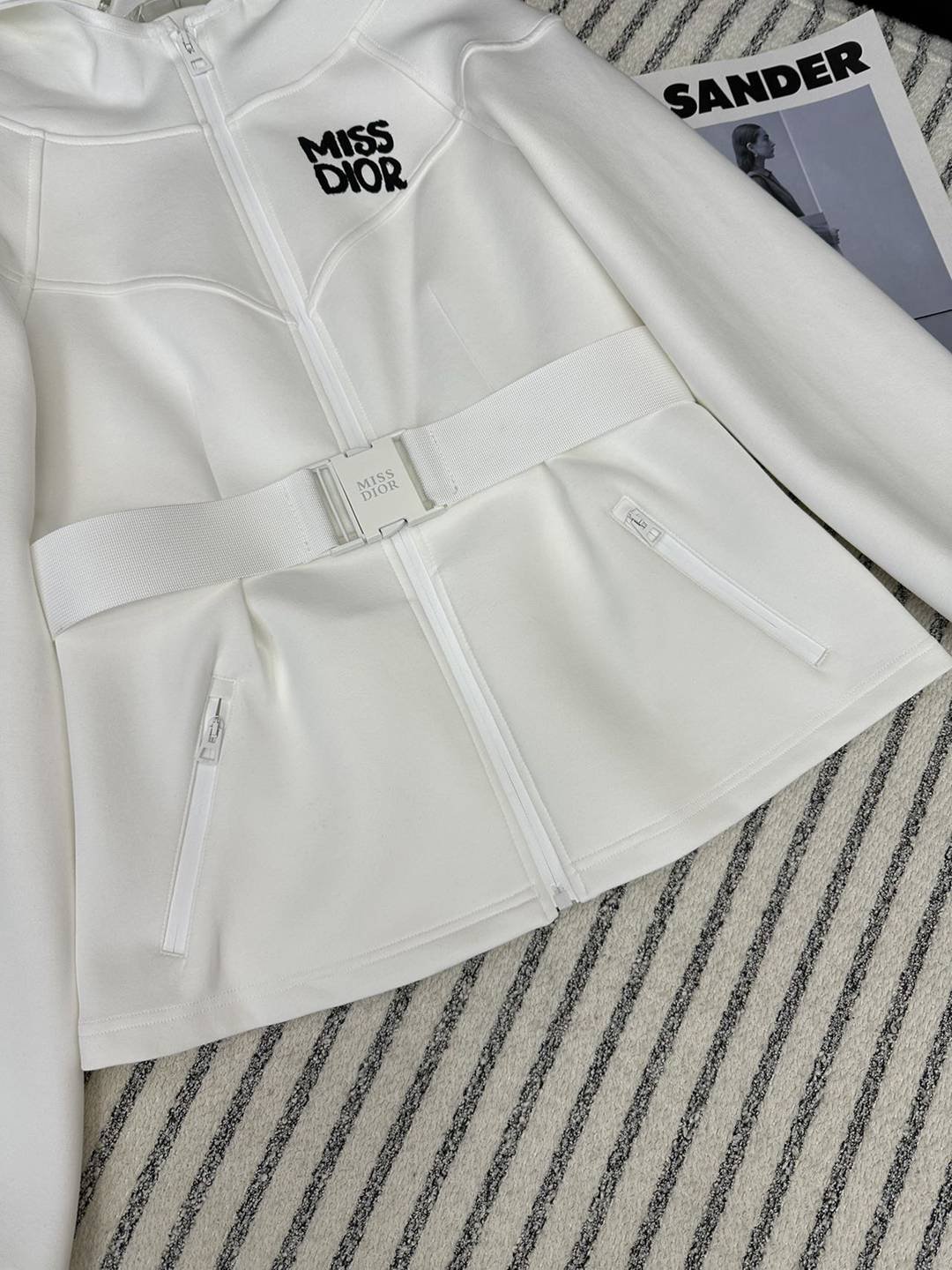 一比一頂級原單DIOR迪奧秋冬新品衣服女款連帽夾克薄外套白色