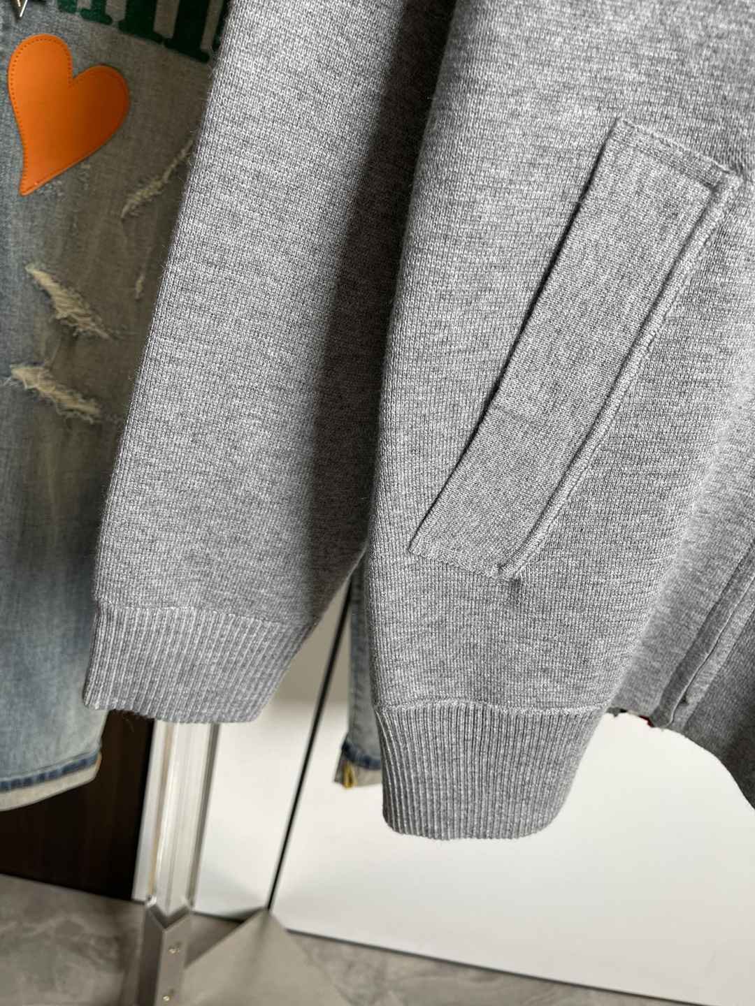頂級高仿TB Thom Browne2024秋冬新品時尚圓領開衫毛衣