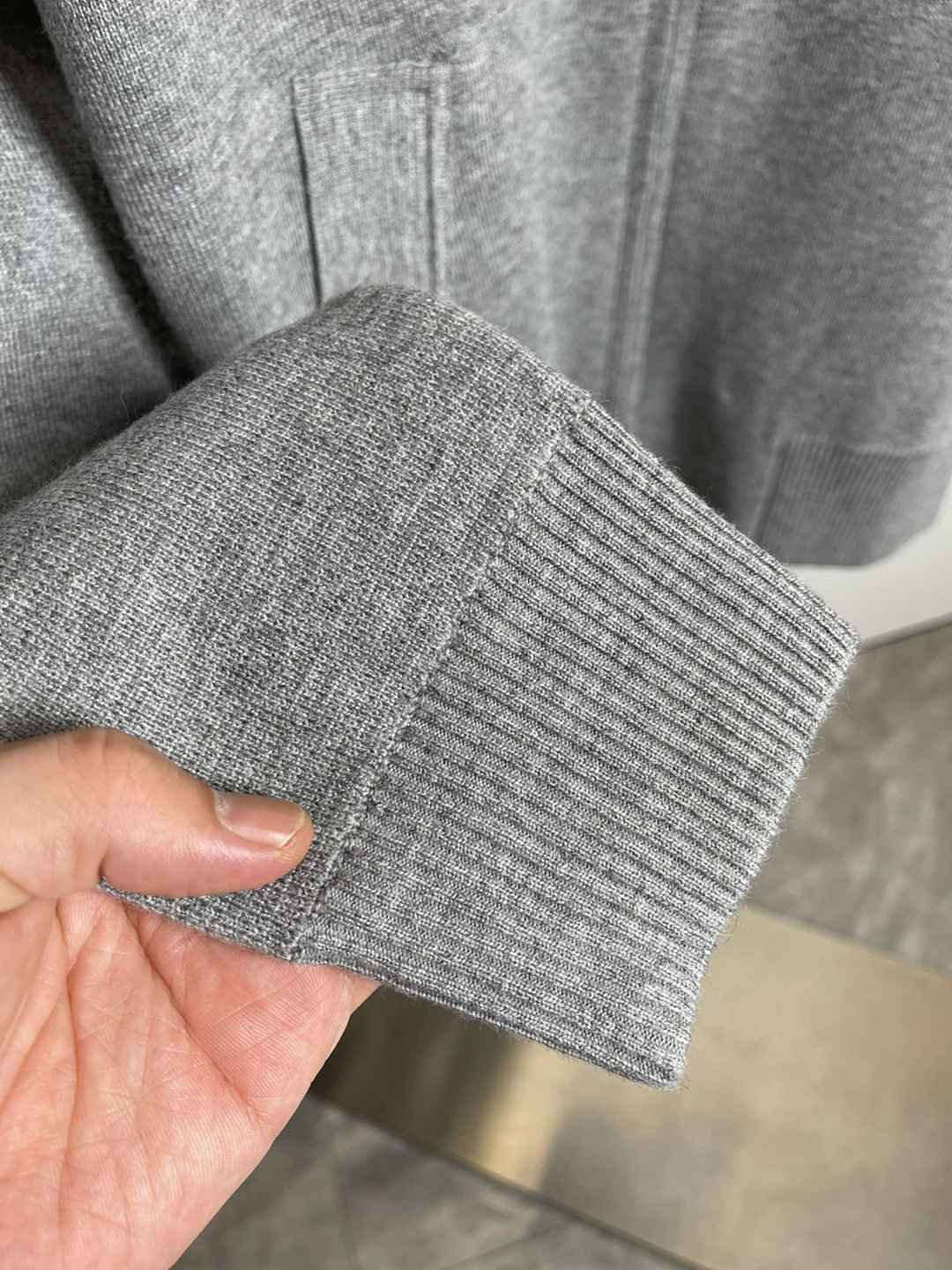 頂級高仿TB Thom Browne2024秋冬新品時尚圓領開衫毛衣