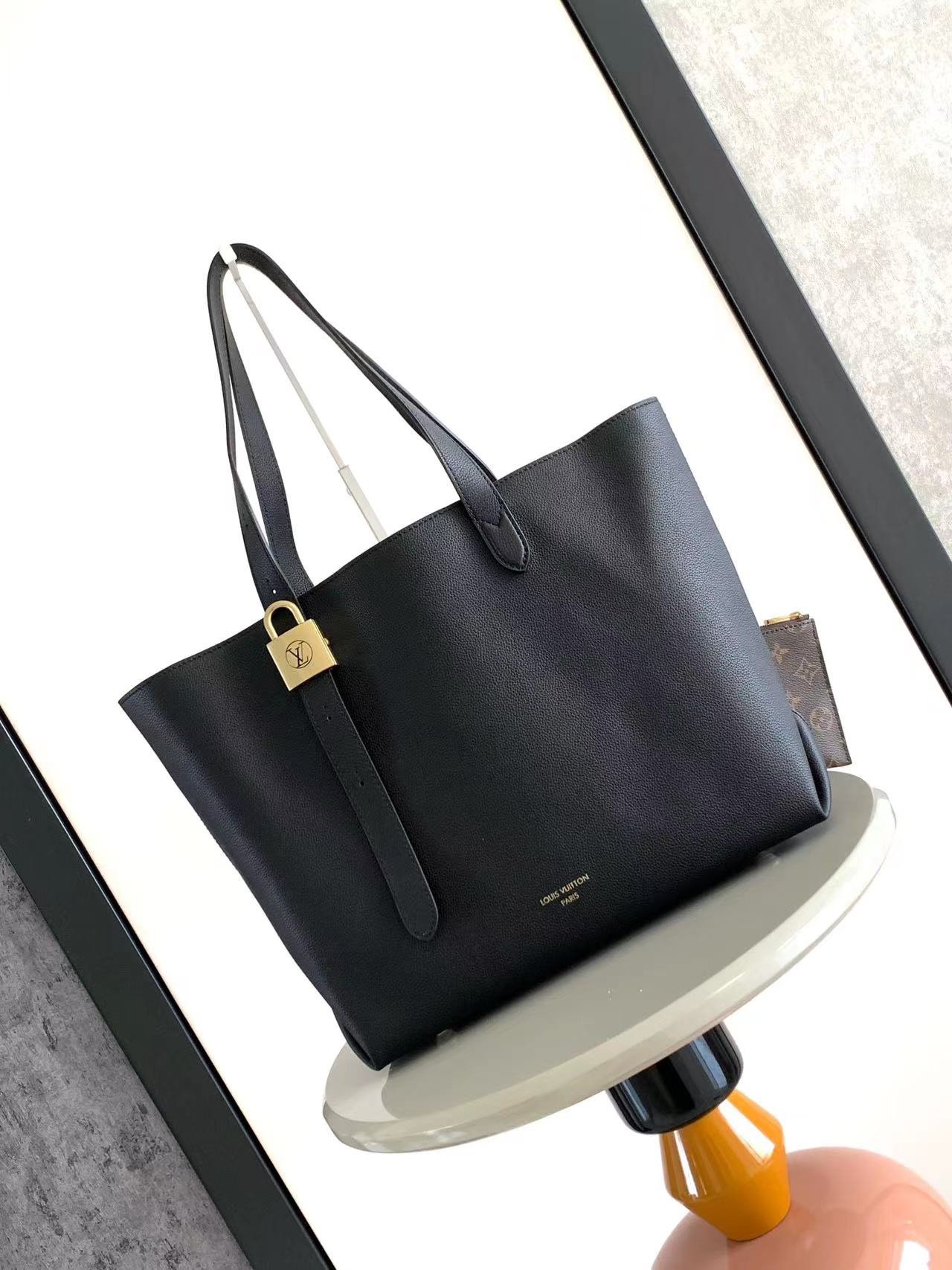 高仿網站LV路易威登M25341黑色Low Key Cabas手袋購物包