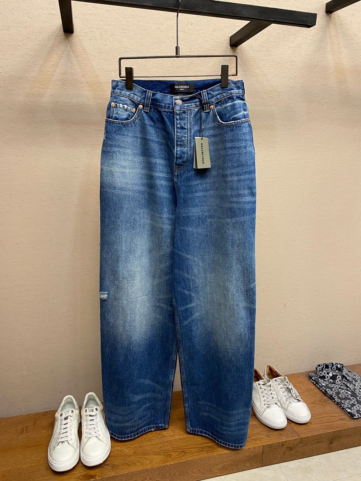 高仿Balenciaga巴黎世家新款塗層刷蠟闊腿牛仔褲