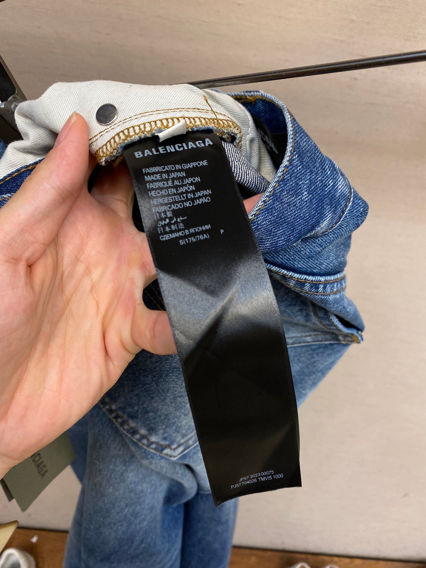 高仿Balenciaga巴黎世家新款塗層刷蠟闊腿牛仔褲