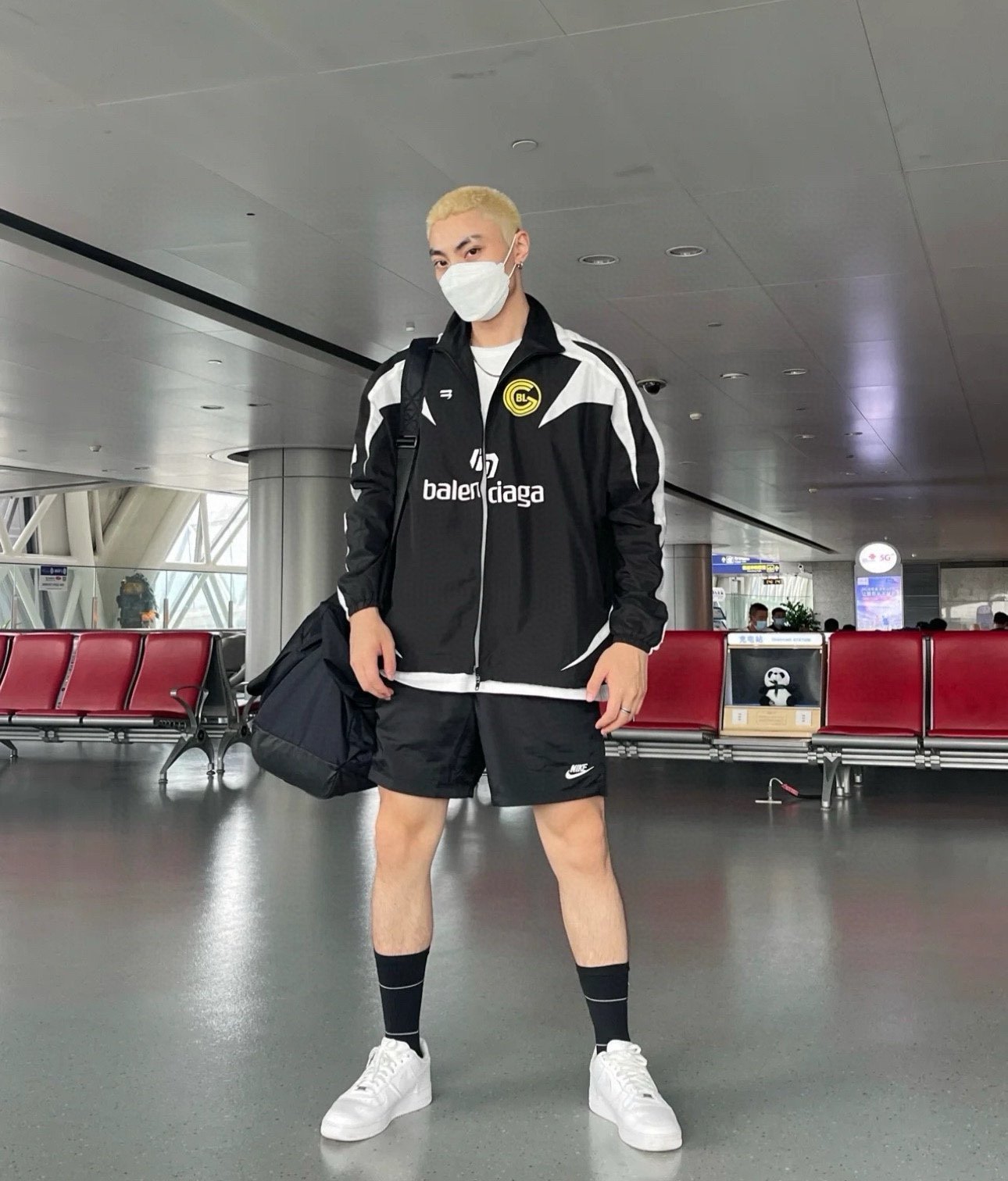 高仿Balenciaga巴黎世家新款10號拼接足球作訓衝鋒衣夾克