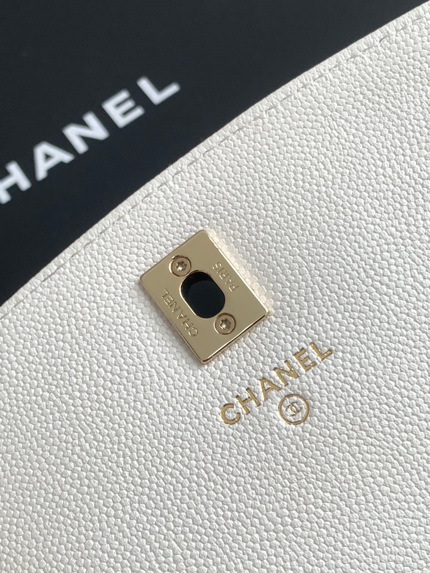 頂級高仿chanel香奈兒新款白色金扣手提雙肩包