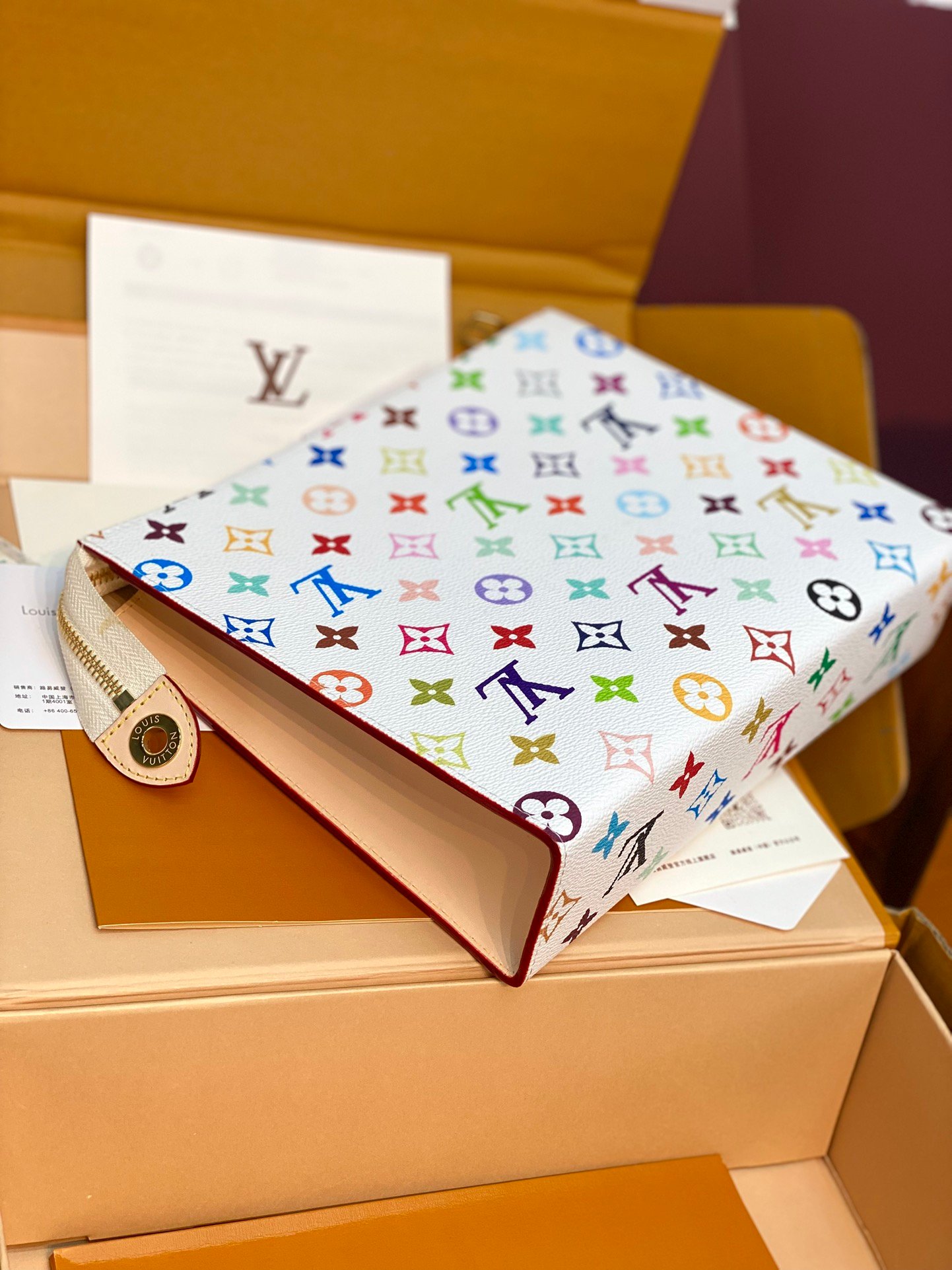 高仿奢飾品LV路易威登白彩聯名上隆手拿包