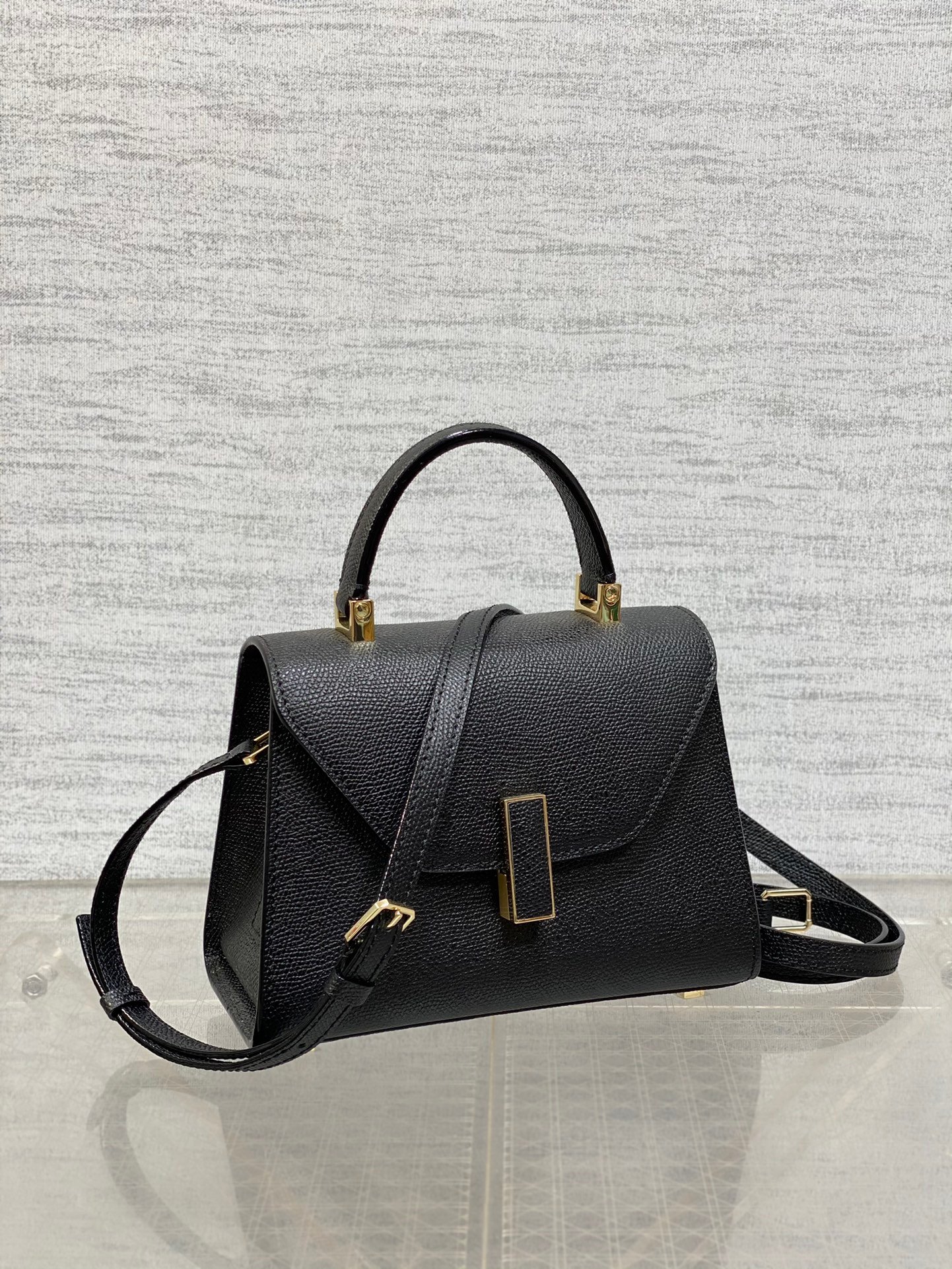 高仿𝐕𝐚𝐥𝐞𝐗𝐭𝐫𝐚包包 Iside Crossbody Micro bag 手提包單肩包 黑色