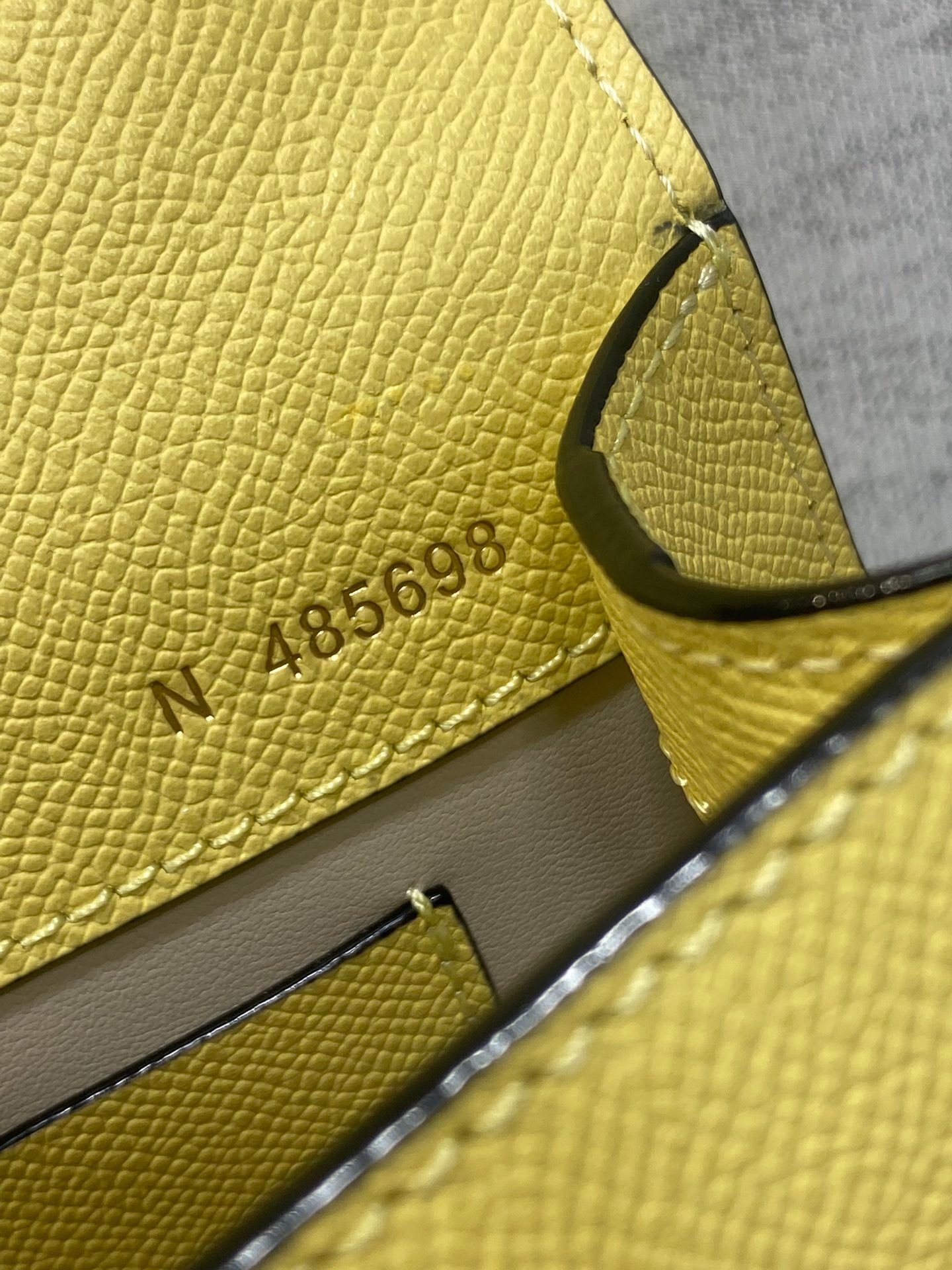 高仿𝐕𝐚𝐥𝐞𝐗𝐭𝐫𝐚包包 Iside Crossbody Micro bag 手提包單肩包 黃色