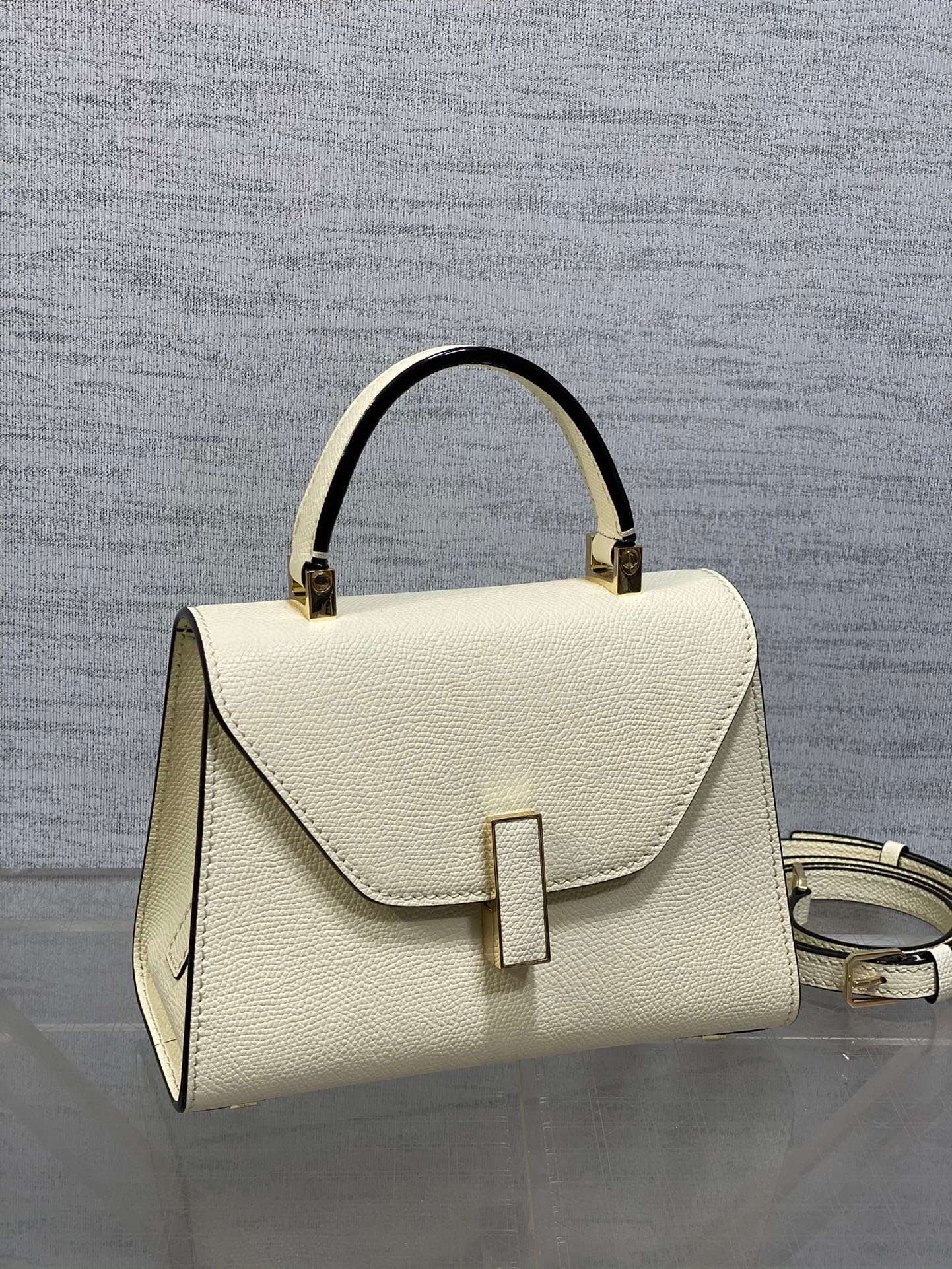 高仿𝐕𝐚𝐥𝐞𝐗𝐭𝐫𝐚包包 Iside Crossbody Micro bag 手提包單肩包 白色