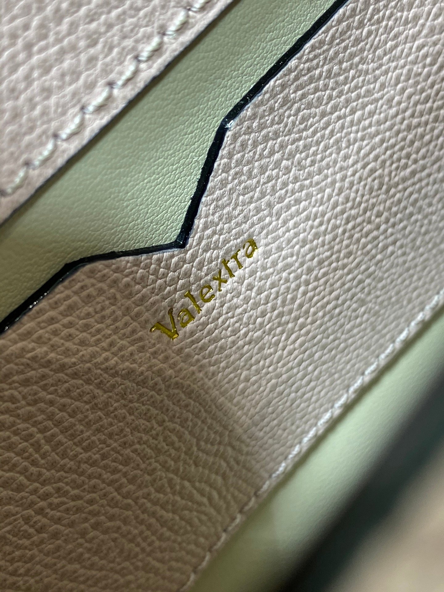 高仿𝐕𝐚𝐥𝐞𝐗𝐭𝐫𝐚包包 Iside Crossbody Micro bag 手提包單肩包 弗拉粉