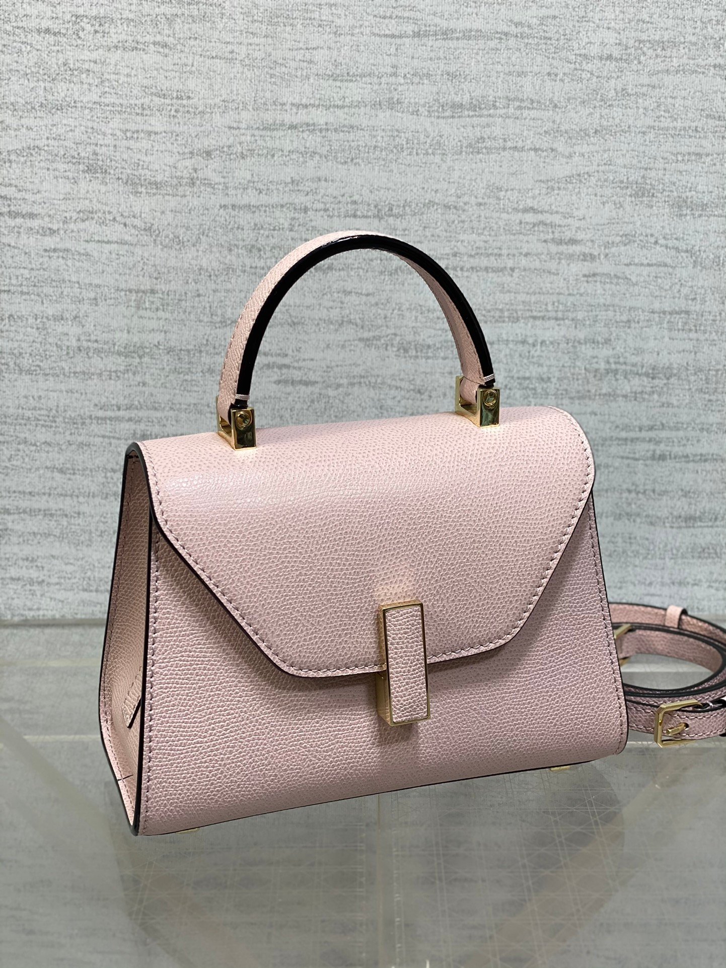 高仿𝐕𝐚𝐥𝐞𝐗𝐭𝐫𝐚包包 Iside Crossbody Micro bag 手提包單肩包 弗拉粉