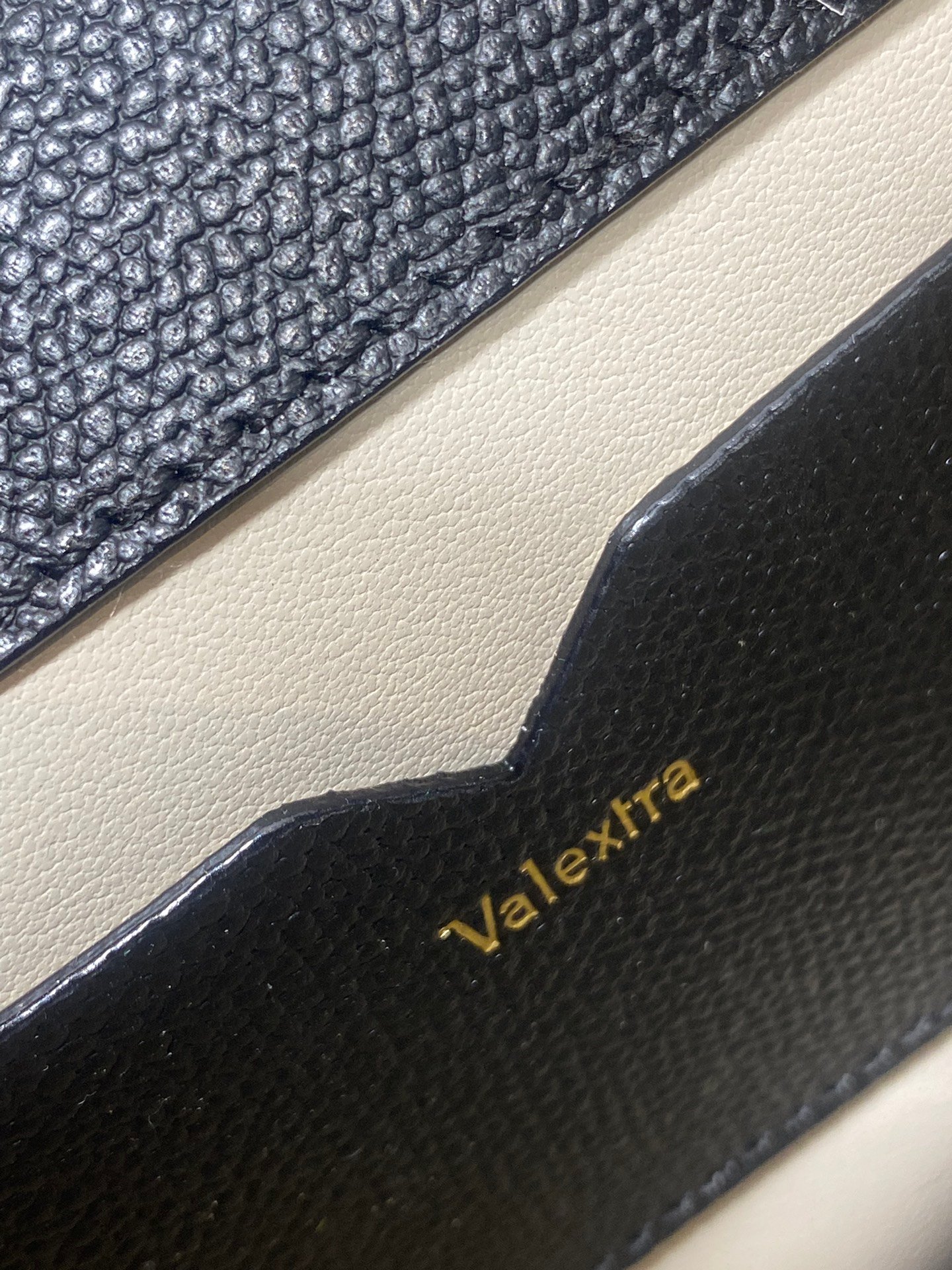 高仿𝐕𝐚𝐥𝐞𝐗𝐭𝐫𝐚包包 Iside Crossbody Micro bag 手提包單肩包 黑拼白