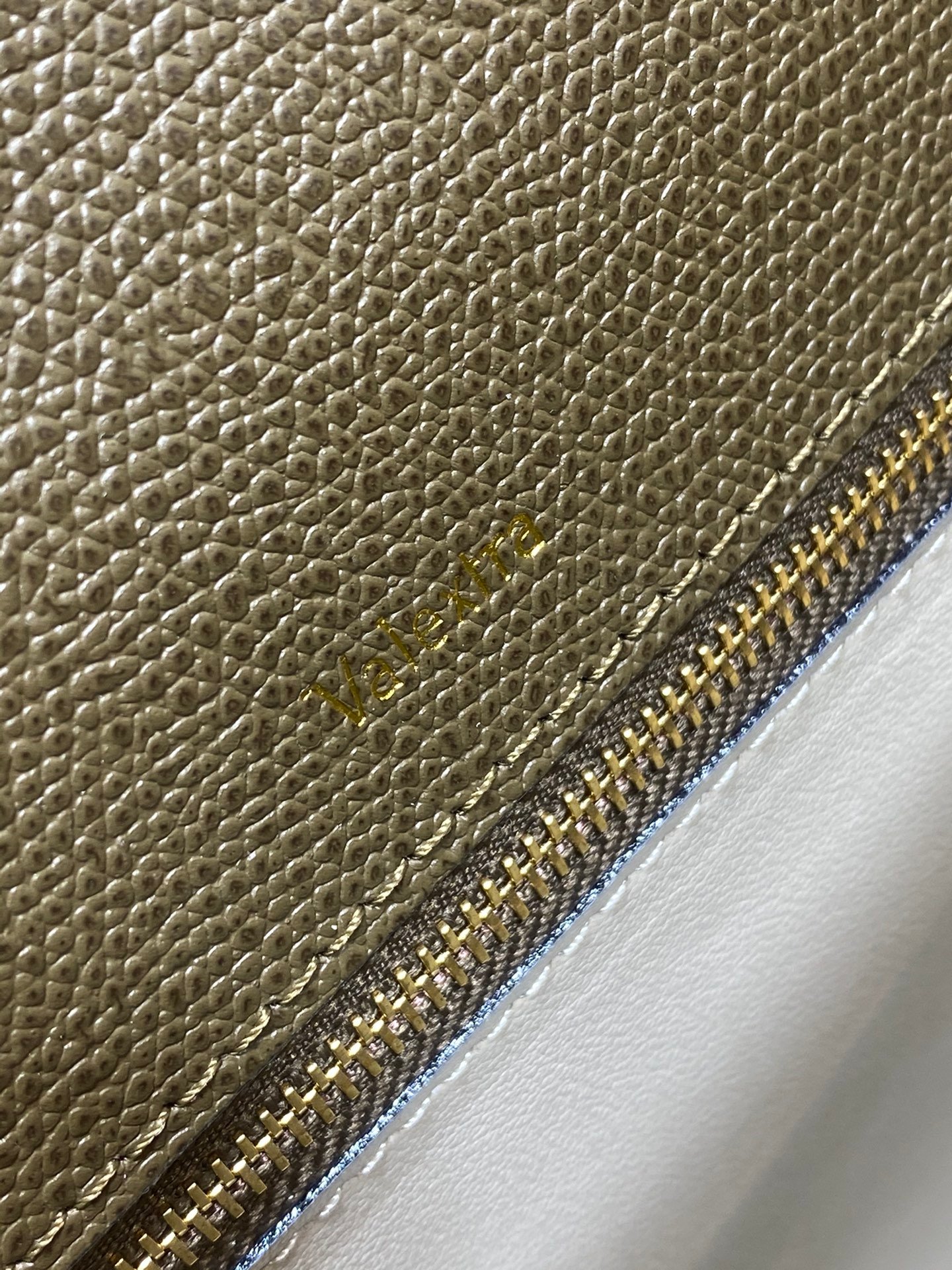 複刻高仿𝐕𝐚𝐥𝐞𝐗𝐭𝐫𝐚包包 Iside Top handle medium bag 手提包單肩包 深卡色