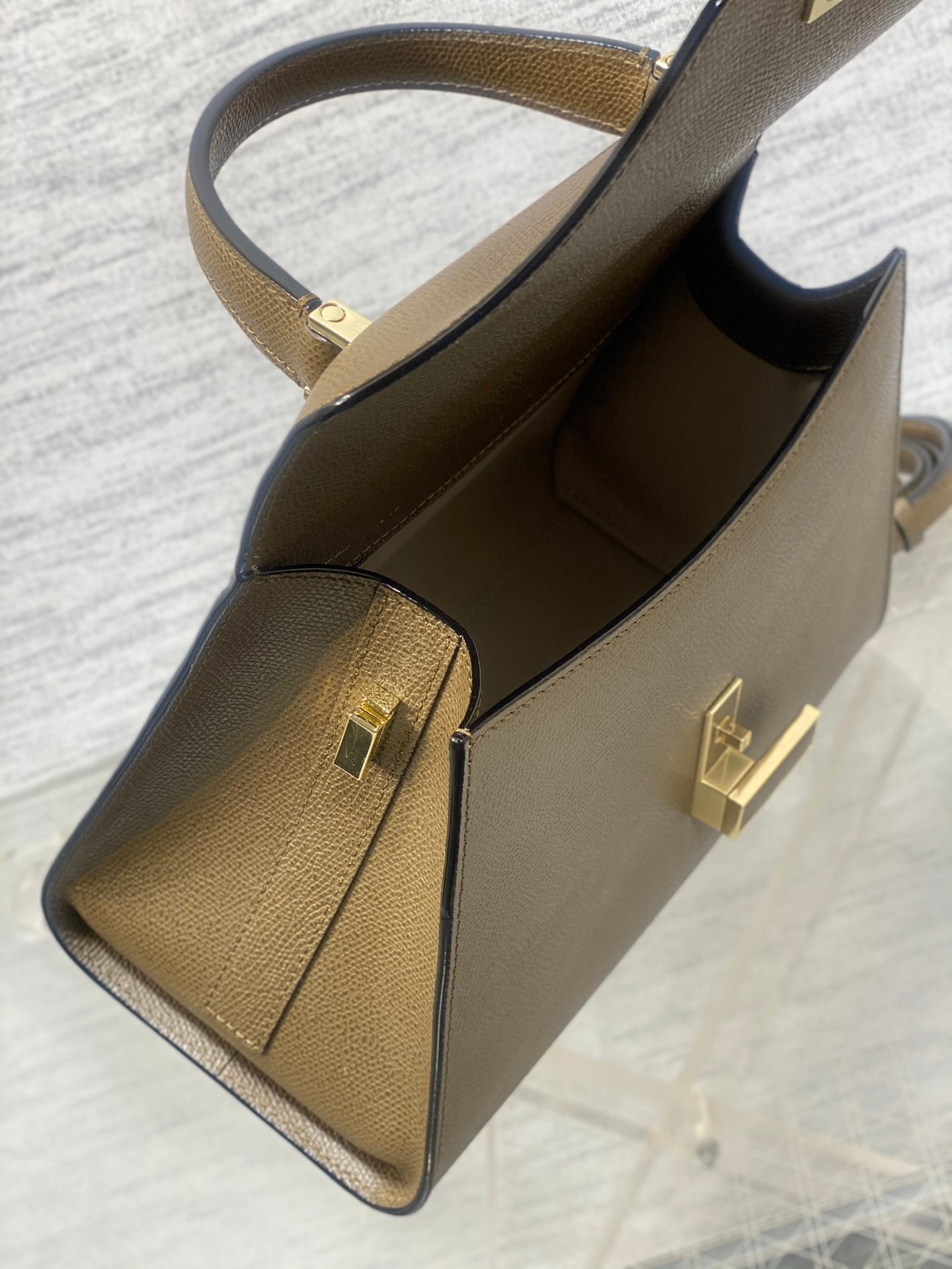 複刻高仿𝐕𝐚𝐥𝐞𝐗𝐭𝐫𝐚包包 Iside Top handle medium bag 手提包單肩包 深卡色