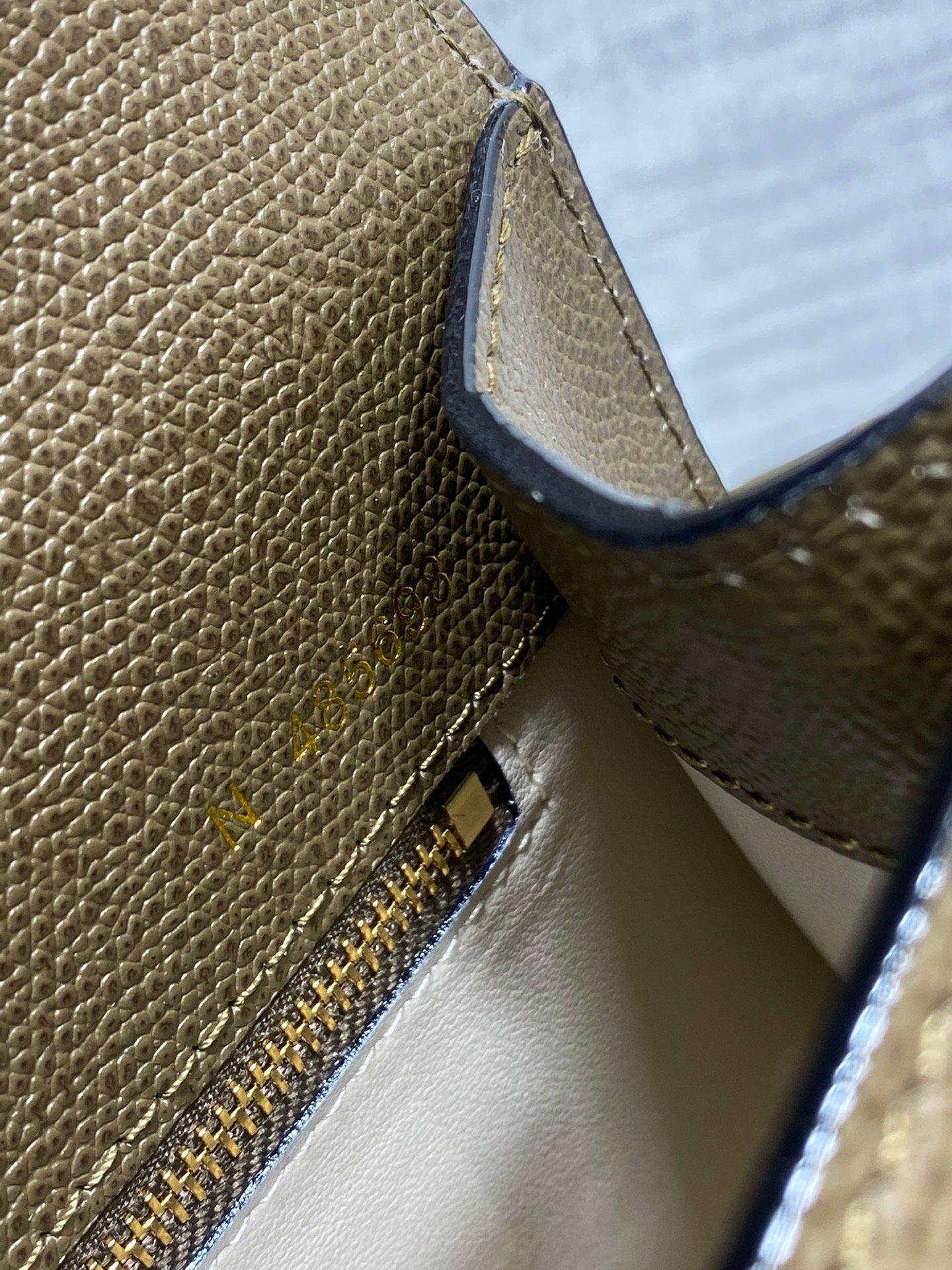 複刻高仿𝐕𝐚𝐥𝐞𝐗𝐭𝐫𝐚包包 Iside Top handle medium bag 手提包單肩包 深卡色
