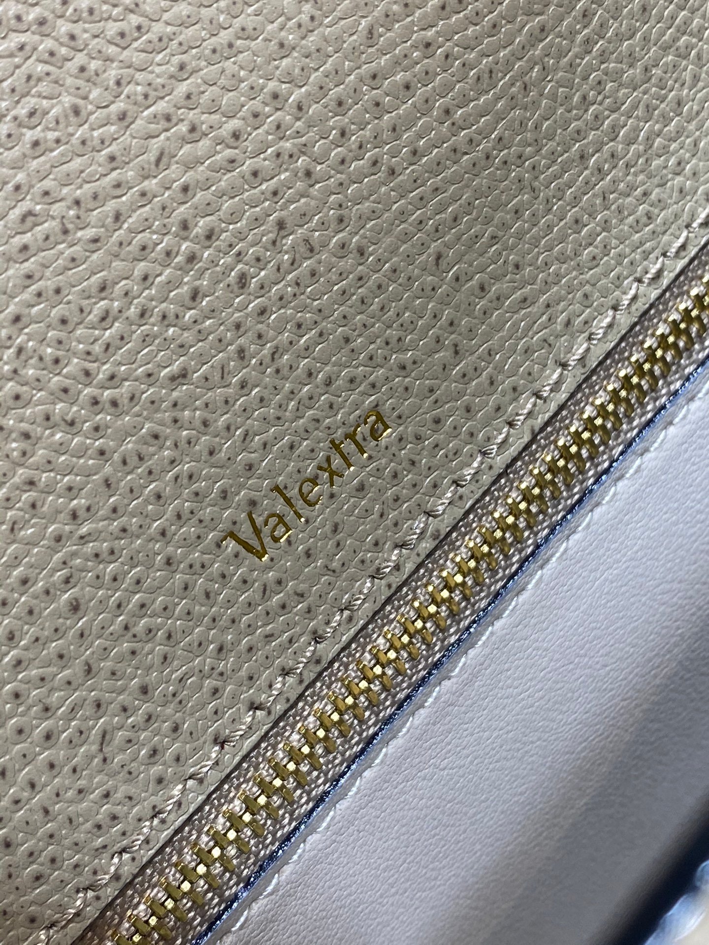 複刻高仿𝐕𝐚𝐥𝐞𝐗𝐭𝐫𝐚包包 Iside Top handle medium bag 手提包單肩包 大象灰
