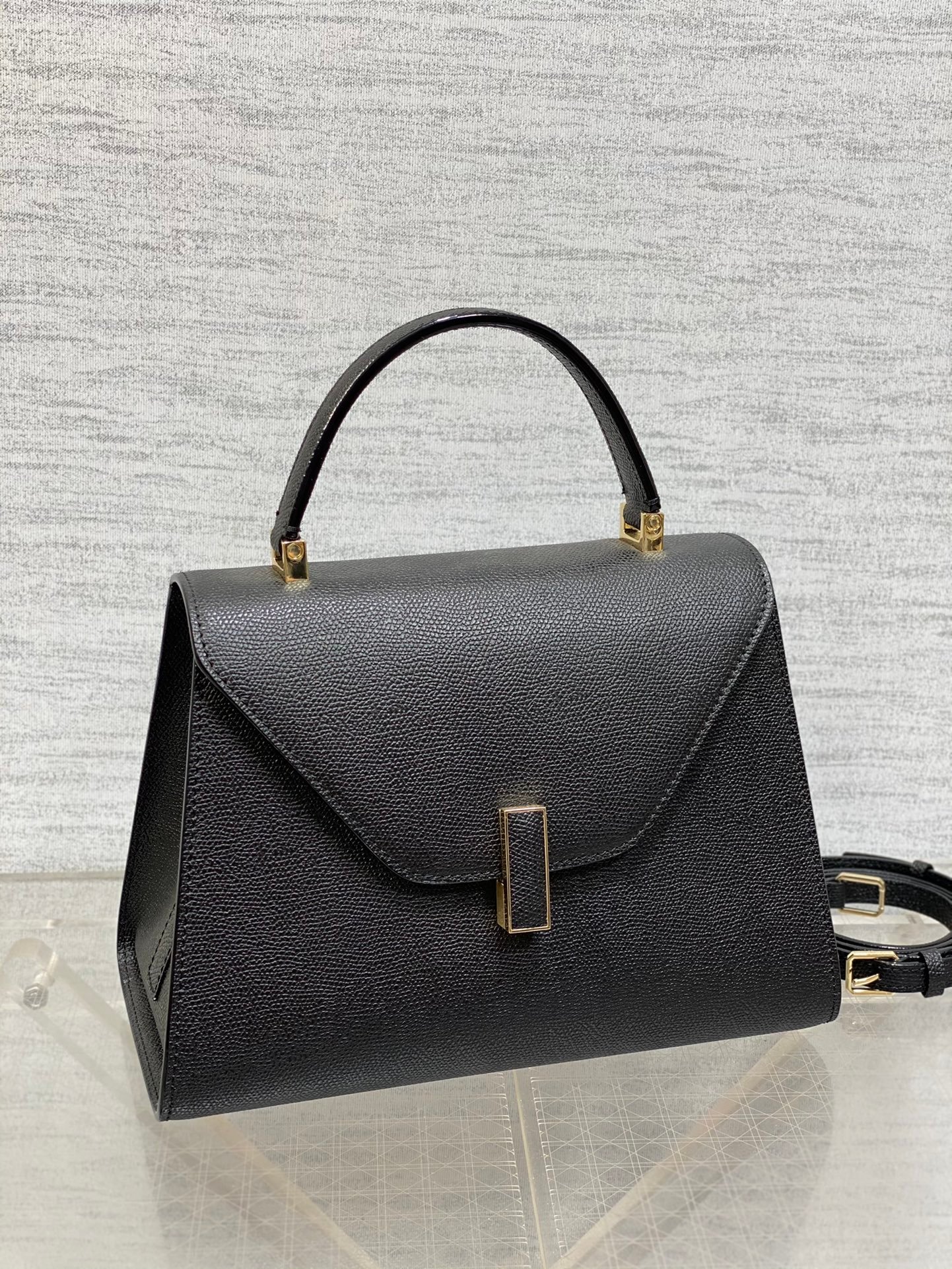 複刻高仿𝐕𝐚𝐥𝐞𝐗𝐭𝐫𝐚包包 Iside Top handle medium bag 手提包單肩包 黑色