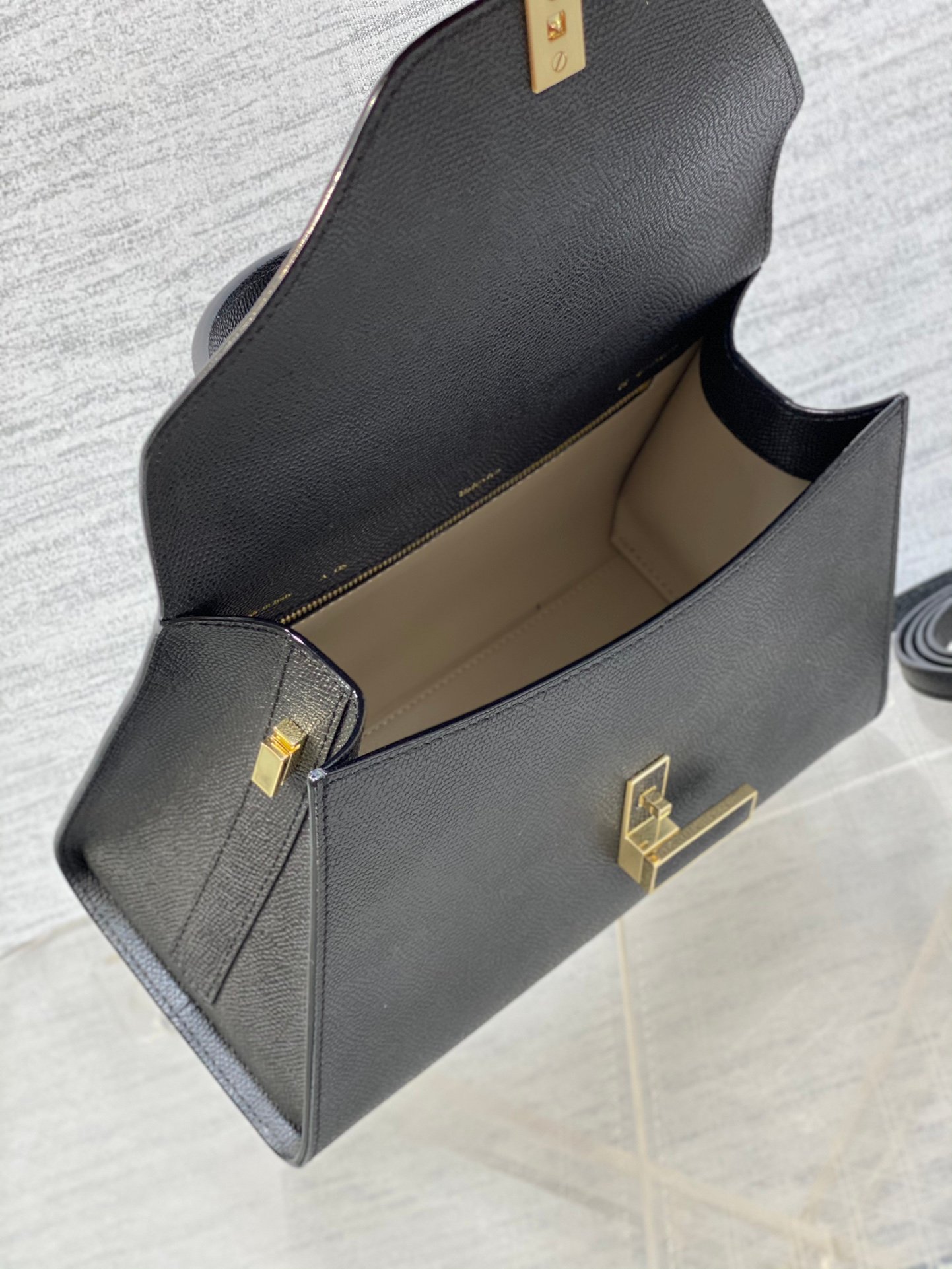 複刻高仿𝐕𝐚𝐥𝐞𝐗𝐭𝐫𝐚包包 Iside Top handle medium bag 手提包單肩包 黑色