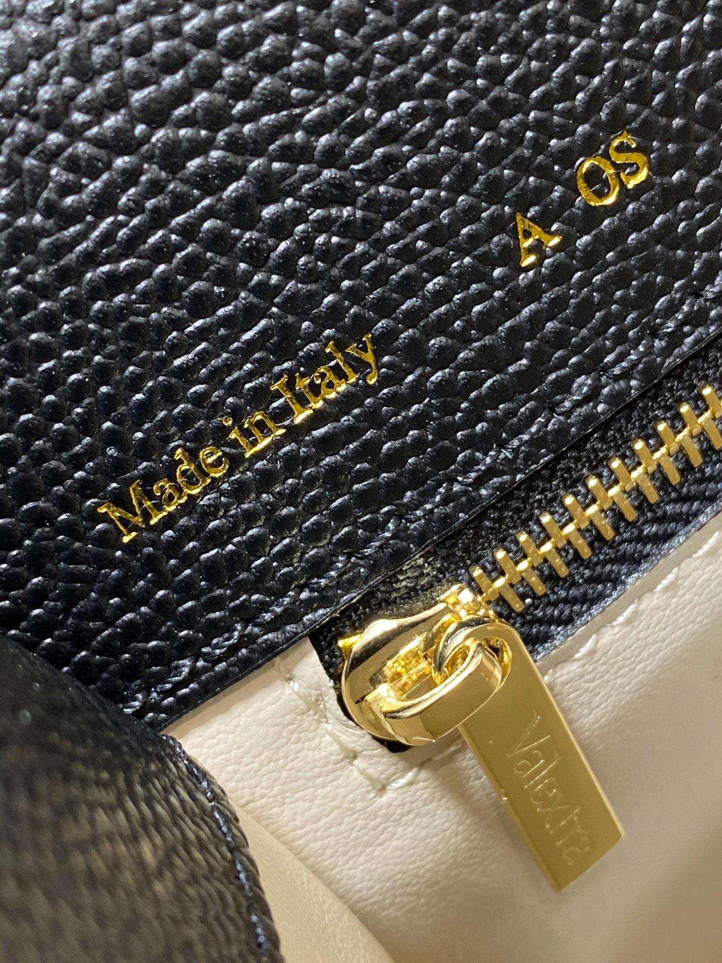 複刻高仿𝐕𝐚𝐥𝐞𝐗𝐭𝐫𝐚包包 Iside Top handle medium bag 手提包單肩包 黑色