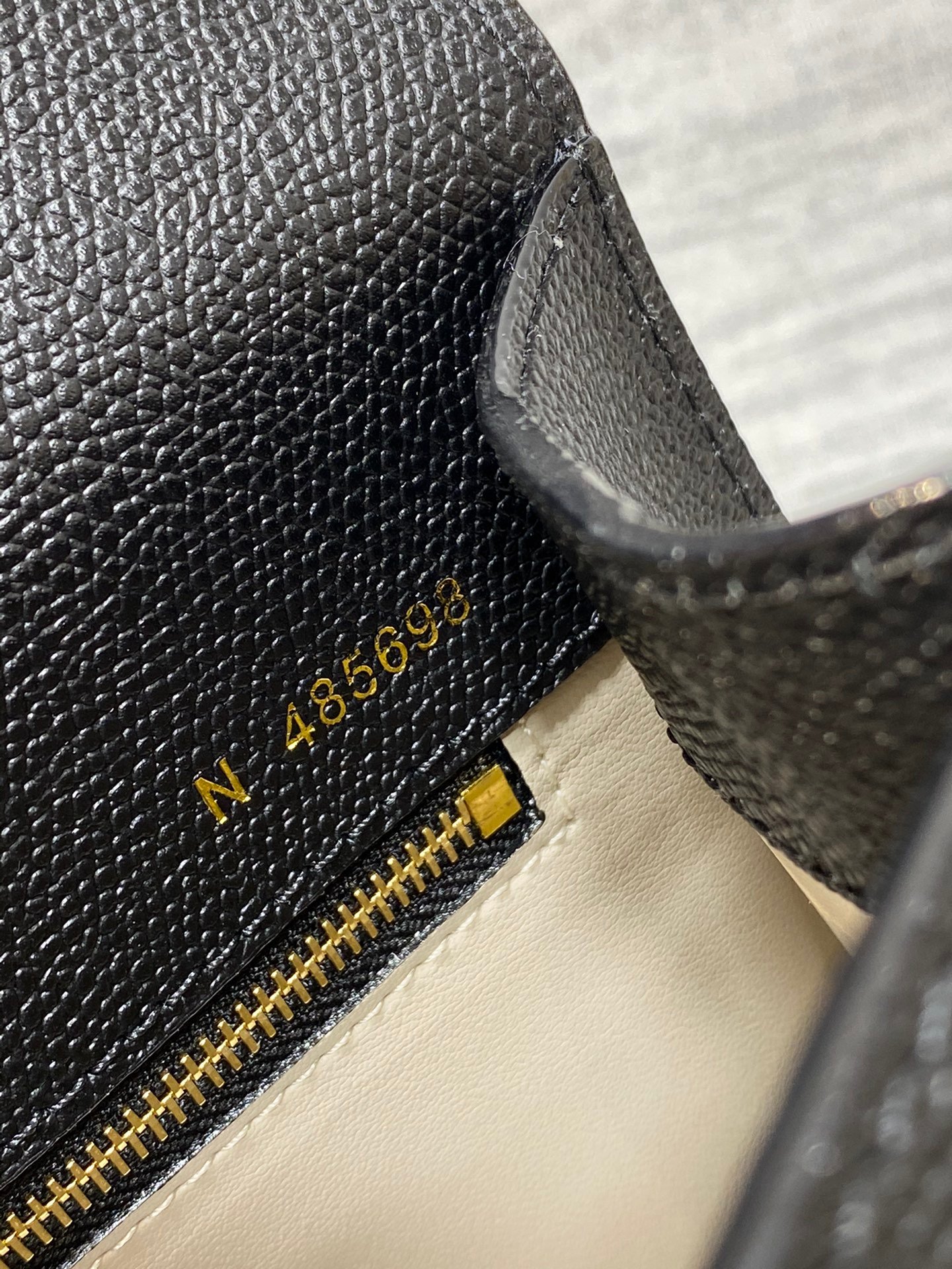 複刻高仿𝐕𝐚𝐥𝐞𝐗𝐭𝐫𝐚包包 Iside Top handle medium bag 手提包單肩包 黑色