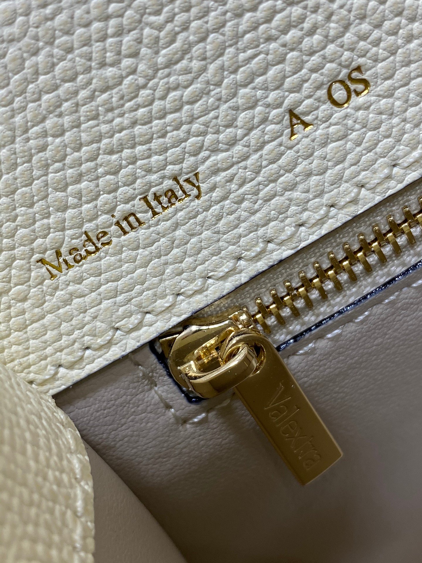 複刻高仿𝐕𝐚𝐥𝐞𝐗𝐭𝐫𝐚包包 Iside Top handle medium bag 手提包單肩包 白色