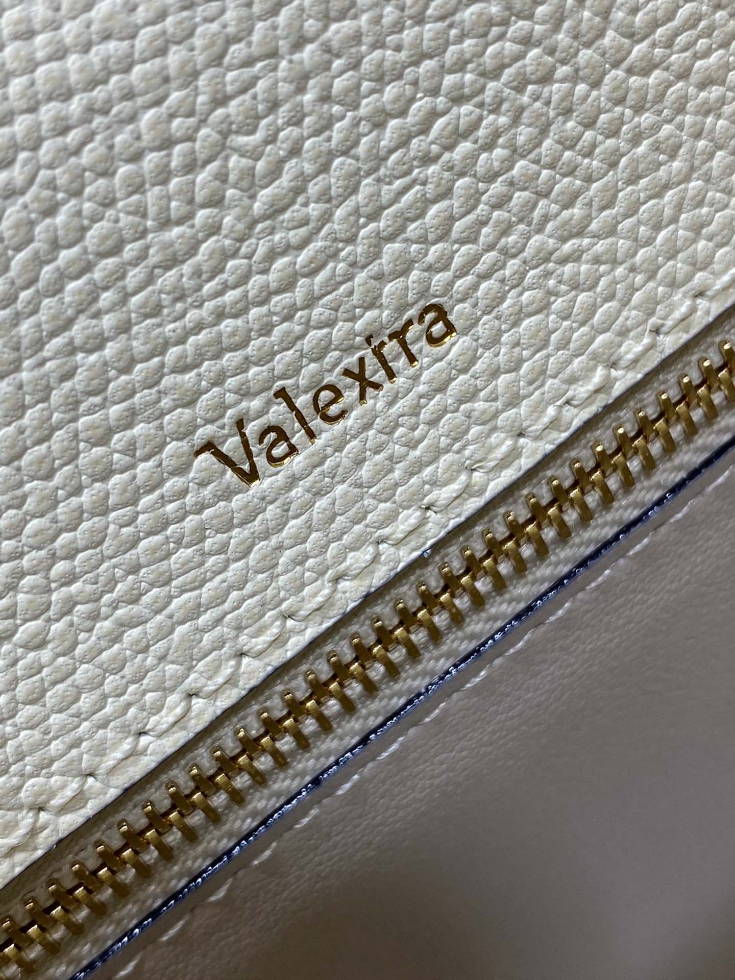 複刻高仿𝐕𝐚𝐥𝐞𝐗𝐭𝐫𝐚包包 Iside Top handle medium bag 手提包單肩包 白色