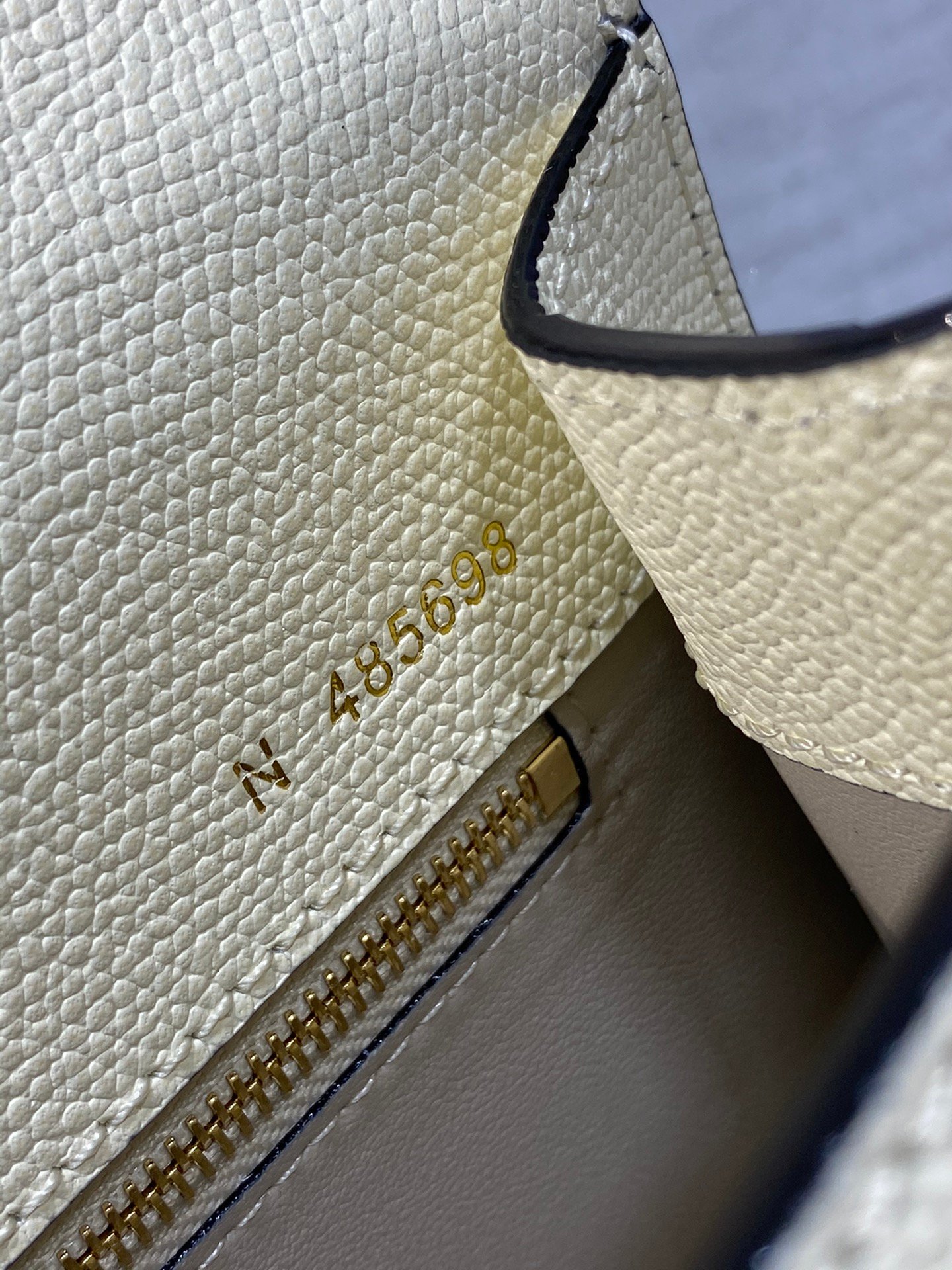 複刻高仿𝐕𝐚𝐥𝐞𝐗𝐭𝐫𝐚包包 Iside Top handle medium bag 手提包單肩包 白色