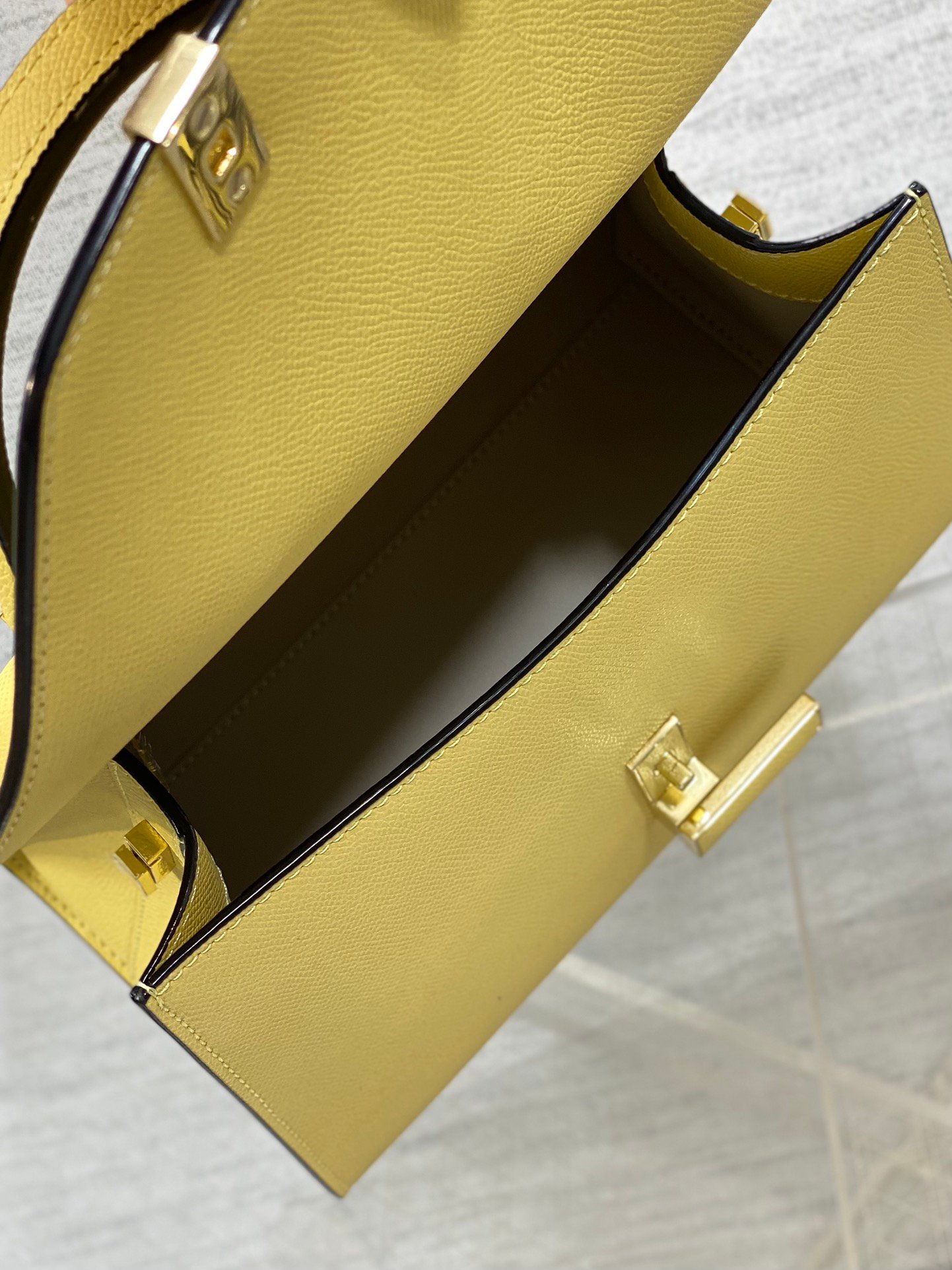 複刻高仿𝐕𝐚𝐥𝐞𝐗𝐭𝐫𝐚包包 Iside Top handle medium bag 手提包單肩包 黃色
