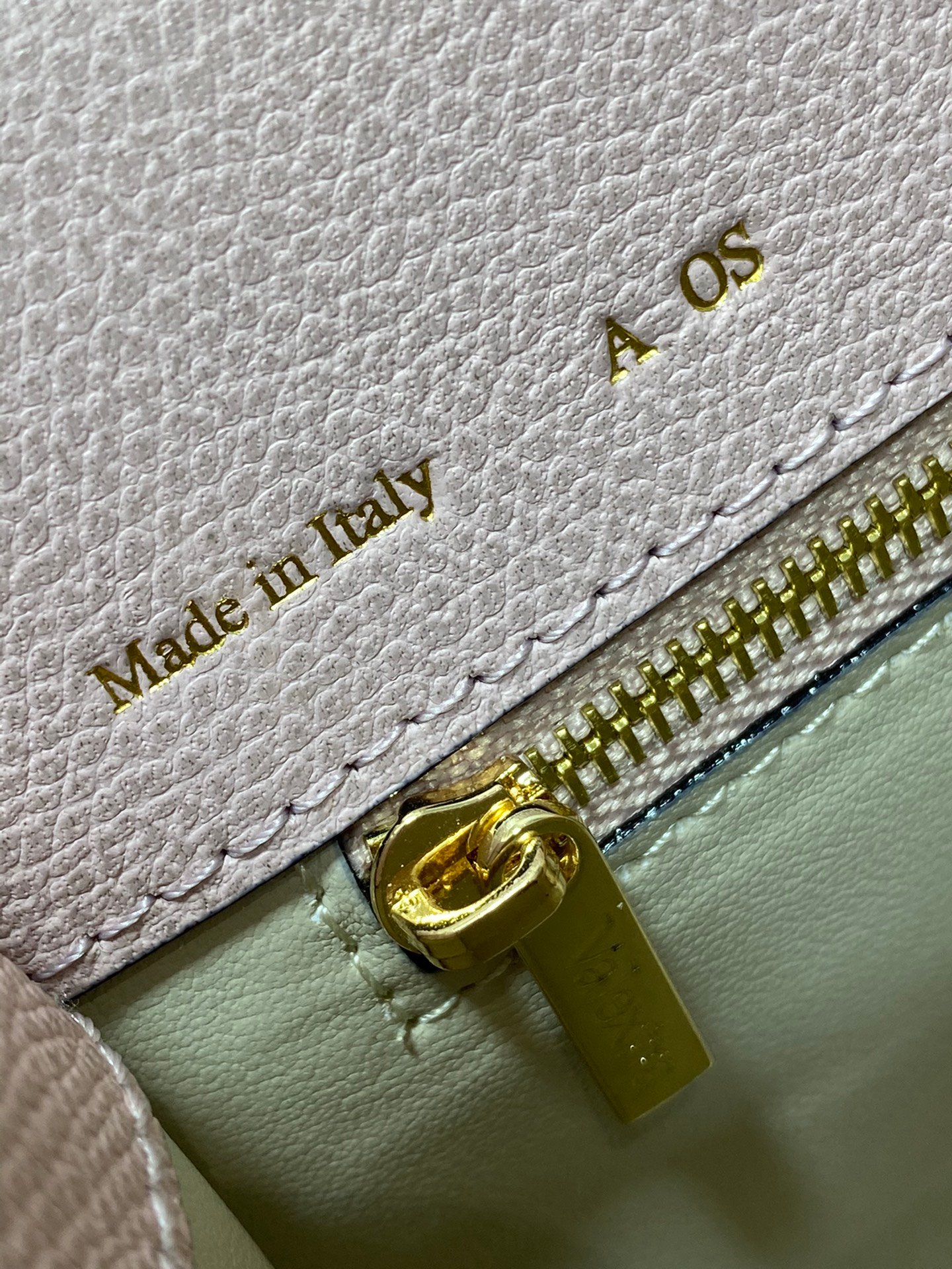 複刻高仿𝐕𝐚𝐥𝐞𝐗𝐭𝐫𝐚包包 Iside Top handle medium bag 手提包單肩包 弗拉粉