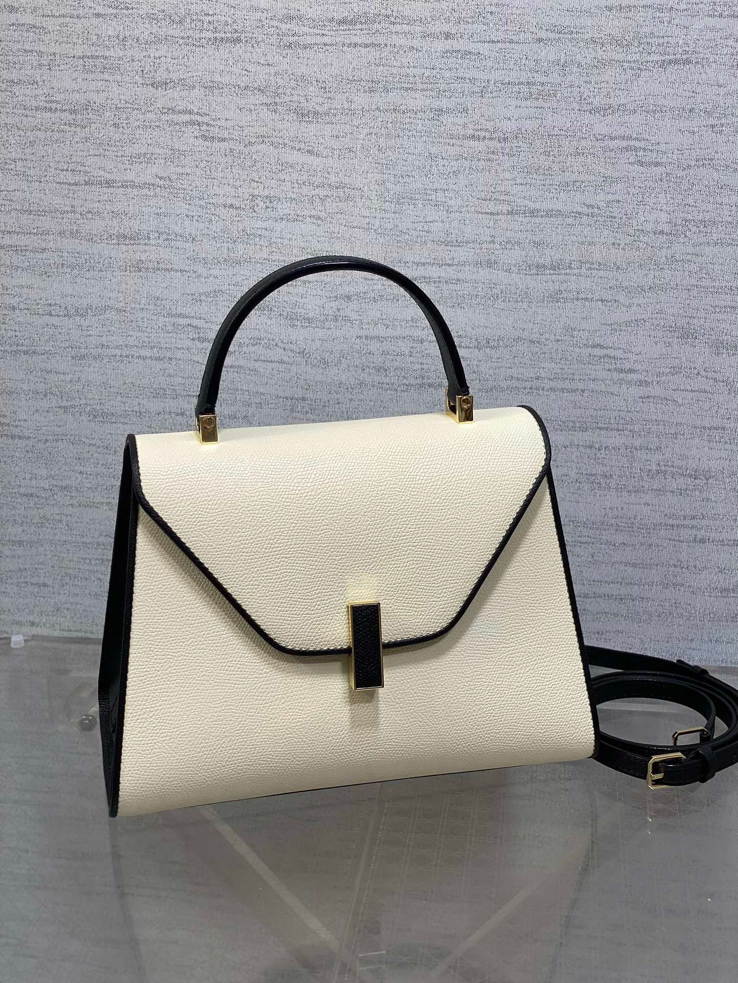 複刻高仿𝐕𝐚𝐥𝐞𝐗𝐭𝐫𝐚包包 Iside Top handle medium bag 手提包單肩包 黑拼白